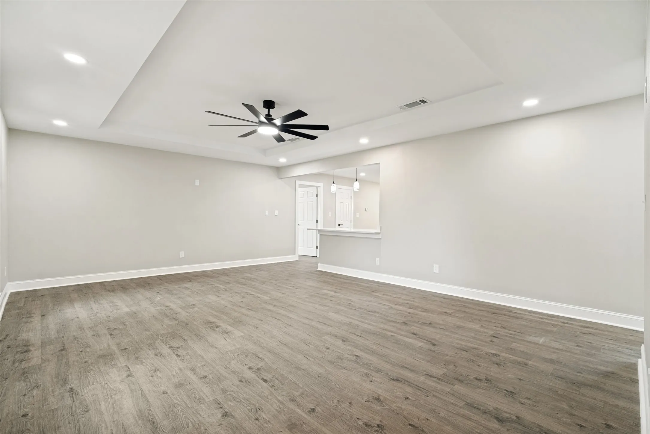 Single Family Residence For Sale in Hood County , 510-512 Grandview Drive, Granbury, Texas 76049, 4 Bedroom, 4 Bathroom, 3 Garage spaces, 2,436 Sqft, built in 1977, mls#21250087, Real Estate Agent in Granbury, Homes For Sale in Hood county, Homes For Sale in Granbury, Realtor in Granbury Texas, Real Estate Brokerage Independent Realty Texas, Luminita Cordes Realtor