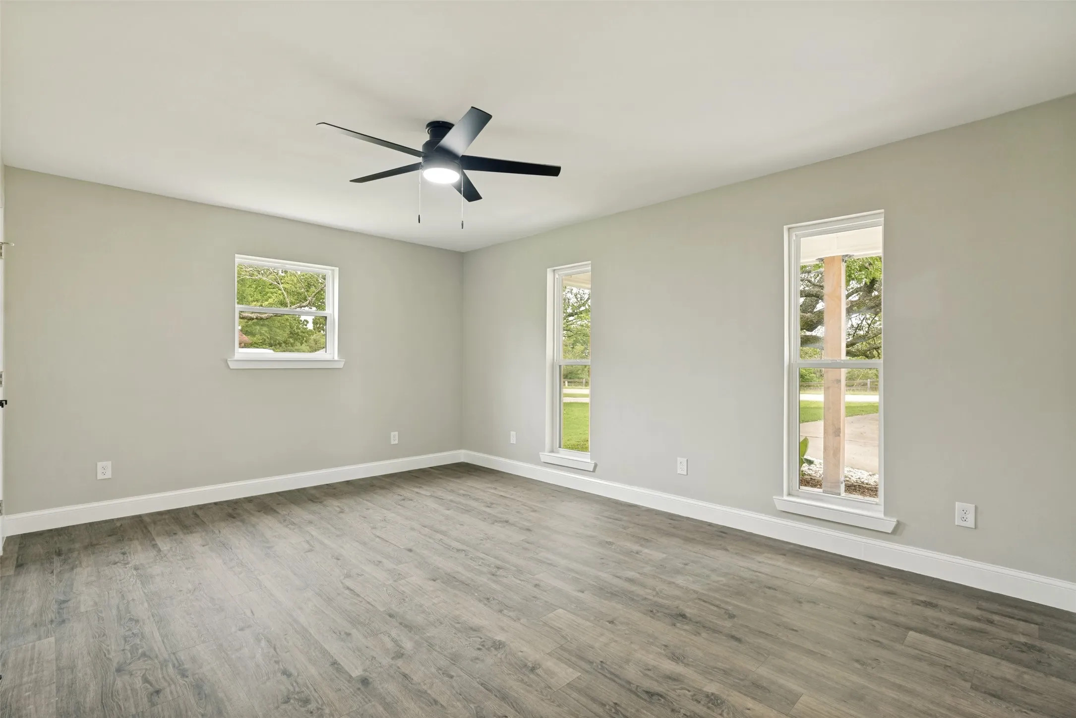Single Family Residence For Sale in Hood County , 510-512 Grandview Drive, Granbury, Texas 76049, 4 Bedroom, 4 Bathroom, 3 Garage spaces, 2,436 Sqft, built in 1977, mls#21250087, Real Estate Agent in Granbury, Homes For Sale in Hood county, Homes For Sale in Granbury, Realtor in Granbury Texas, Real Estate Brokerage Independent Realty Texas, Luminita Cordes Realtor