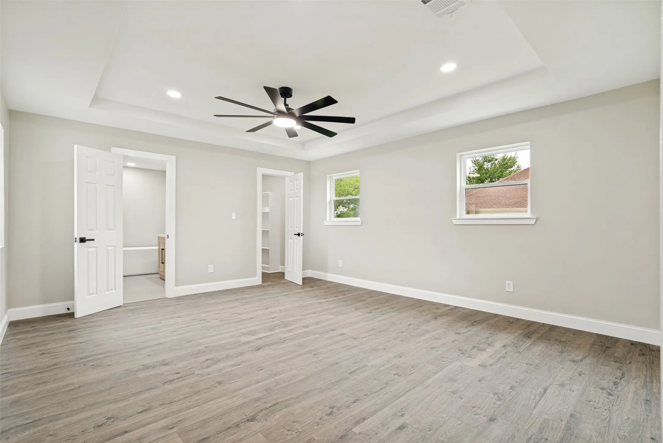 Single Family Residence For Sale in Hood County , 510-512 Grandview Drive, Granbury, Texas 76049, 4 Bedroom, 4 Bathroom, 3 Garage spaces, 2,436 Sqft, built in 1977, mls#21250087, Real Estate Agent in Granbury, Homes For Sale in Hood county, Homes For Sale in Granbury, Realtor in Granbury Texas, Real Estate Brokerage Independent Realty Texas, Luminita Cordes Realtor