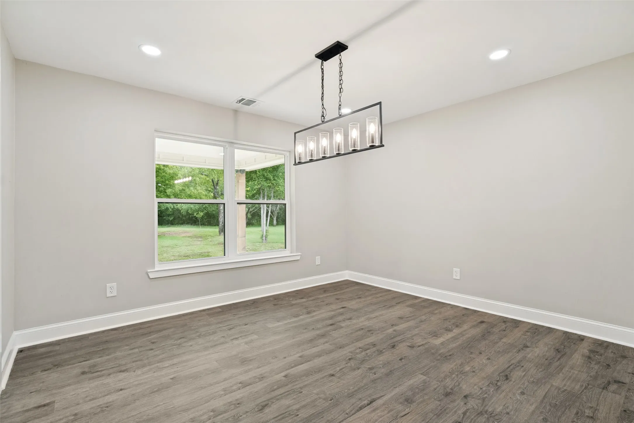 Single Family Residence For Sale in Hood County , 510-512 Grandview Drive, Granbury, Texas 76049, 4 Bedroom, 4 Bathroom, 3 Garage spaces, 2,436 Sqft, built in 1977, mls#21250087, Real Estate Agent in Granbury, Homes For Sale in Hood county, Homes For Sale in Granbury, Realtor in Granbury Texas, Real Estate Brokerage Independent Realty Texas, Luminita Cordes Realtor