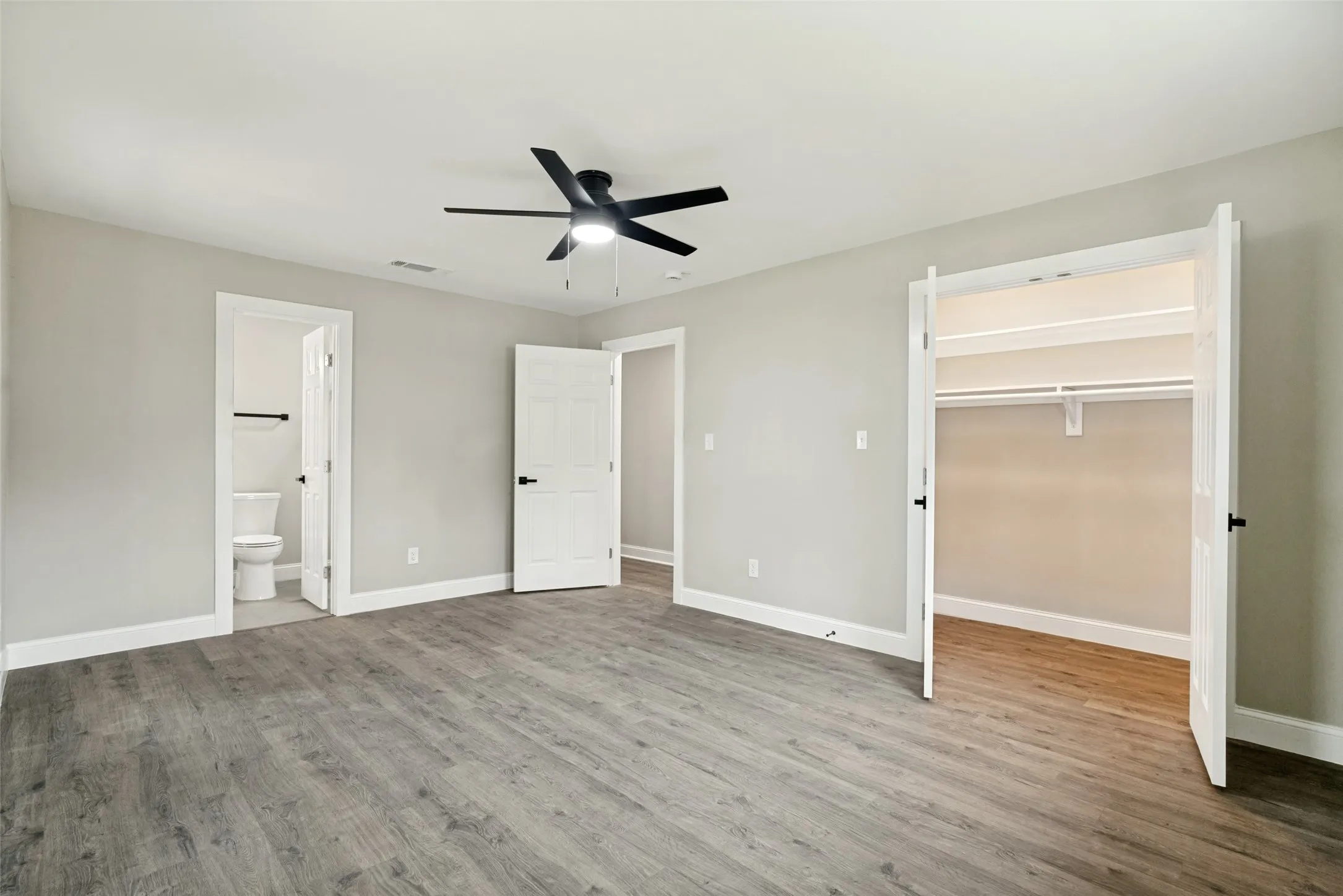 Single Family Residence For Sale in Hood County , 510-512 Grandview Drive, Granbury, Texas 76049, 4 Bedroom, 4 Bathroom, 3 Garage spaces, 2,436 Sqft, built in 1977, mls#21250087, Real Estate Agent in Granbury, Homes For Sale in Hood county, Homes For Sale in Granbury, Realtor in Granbury Texas, Real Estate Brokerage Independent Realty Texas, Luminita Cordes Realtor