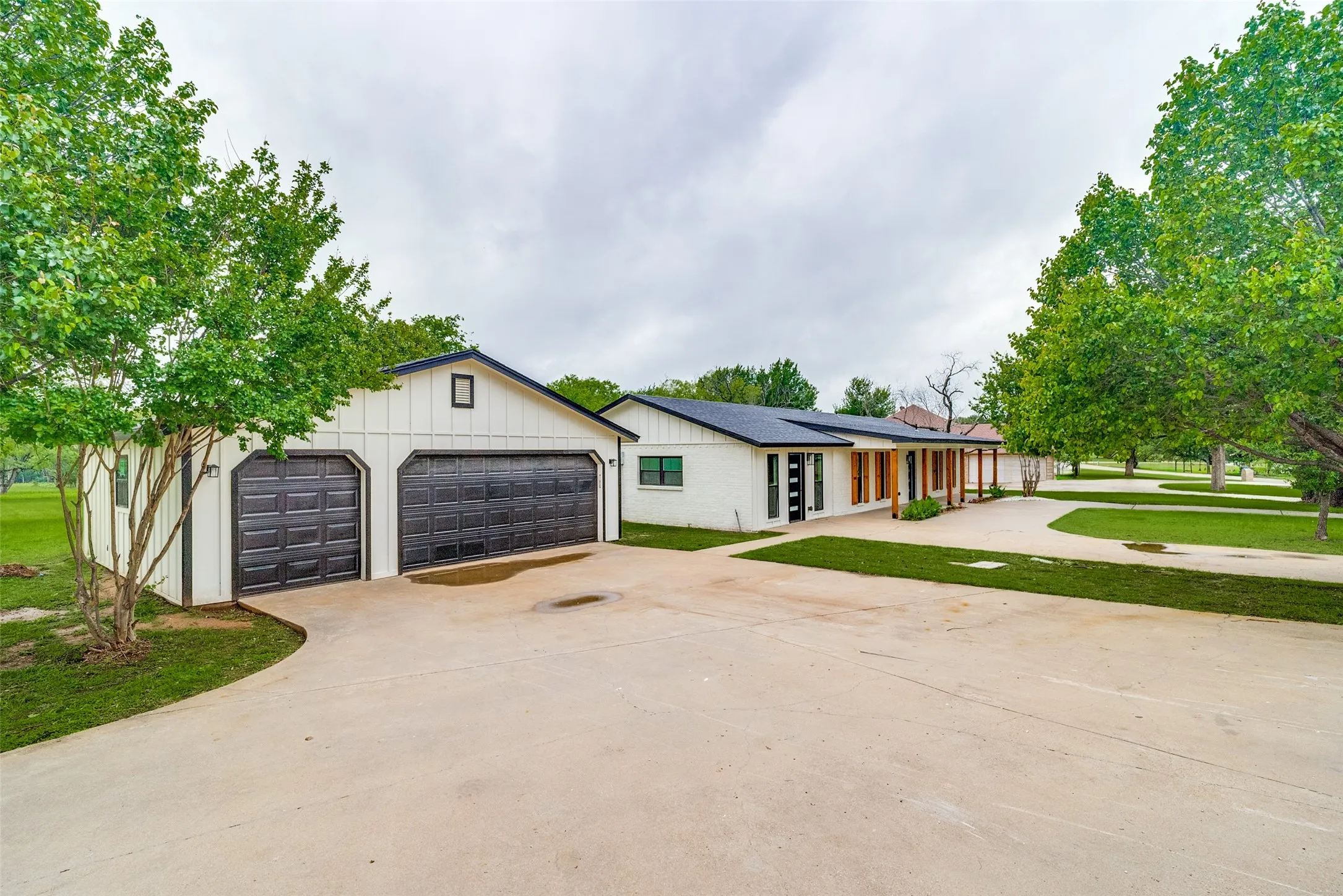 Single Family Residence For Sale in Hood County , 510-512 Grandview Drive, Granbury, Texas 76049, 4 Bedroom, 4 Bathroom, 3 Garage spaces, 2,436 Sqft, built in 1977, mls#21250087, Real Estate Agent in Granbury, Homes For Sale in Hood county, Homes For Sale in Granbury, Realtor in Granbury Texas, Real Estate Brokerage Independent Realty Texas, Luminita Cordes Realtor