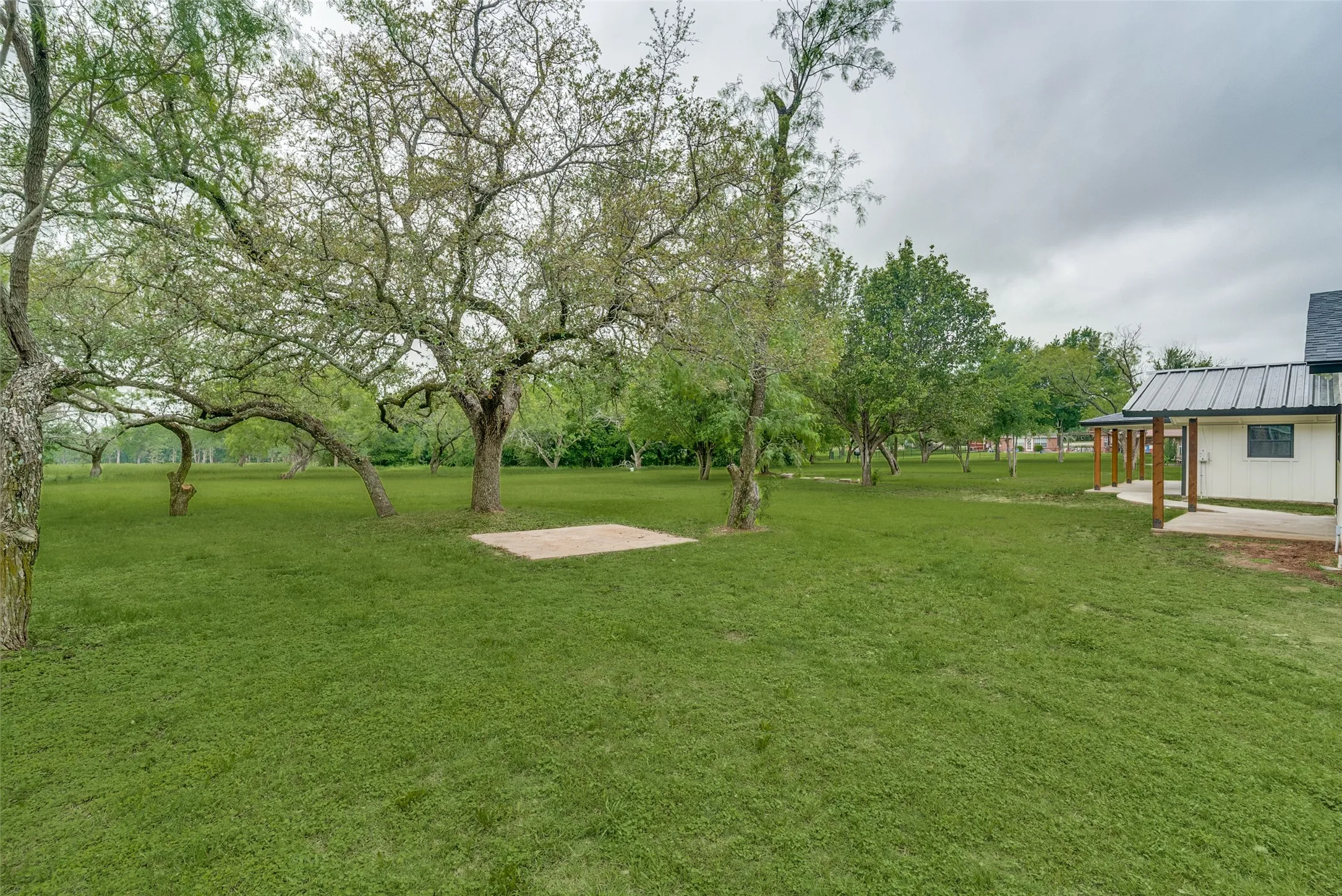 Single Family Residence For Sale in Hood County , 510-512 Grandview Drive, Granbury, Texas 76049, 4 Bedroom, 4 Bathroom, 3 Garage spaces, 2,436 Sqft, built in 1977, mls#21250087, Real Estate Agent in Granbury, Homes For Sale in Hood county, Homes For Sale in Granbury, Realtor in Granbury Texas, Real Estate Brokerage Independent Realty Texas, Luminita Cordes Realtor
