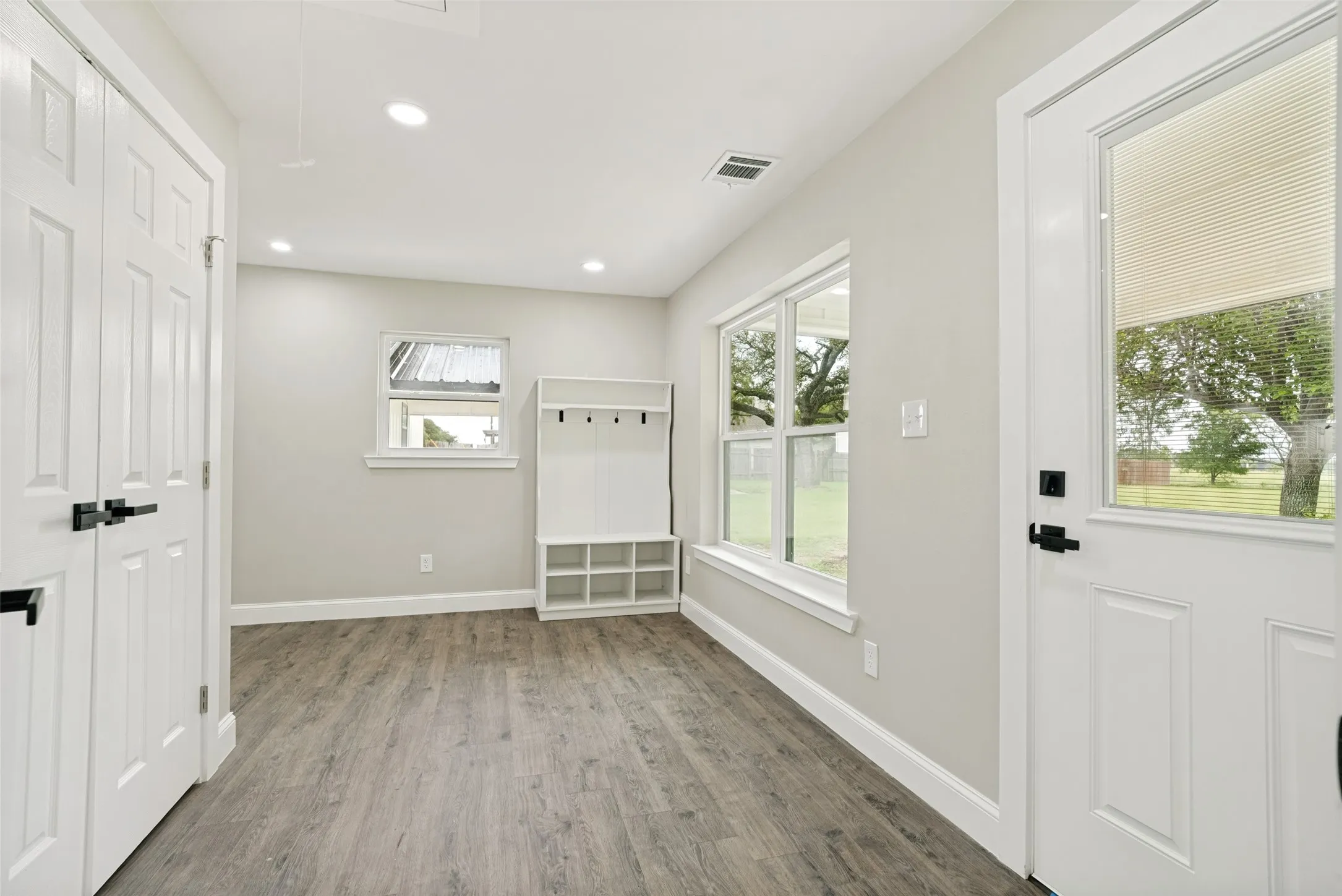 Single Family Residence For Sale in Hood County , 510-512 Grandview Drive, Granbury, Texas 76049, 4 Bedroom, 4 Bathroom, 3 Garage spaces, 2,436 Sqft, built in 1977, mls#21250087, Real Estate Agent in Granbury, Homes For Sale in Hood county, Homes For Sale in Granbury, Realtor in Granbury Texas, Real Estate Brokerage Independent Realty Texas, Luminita Cordes Realtor