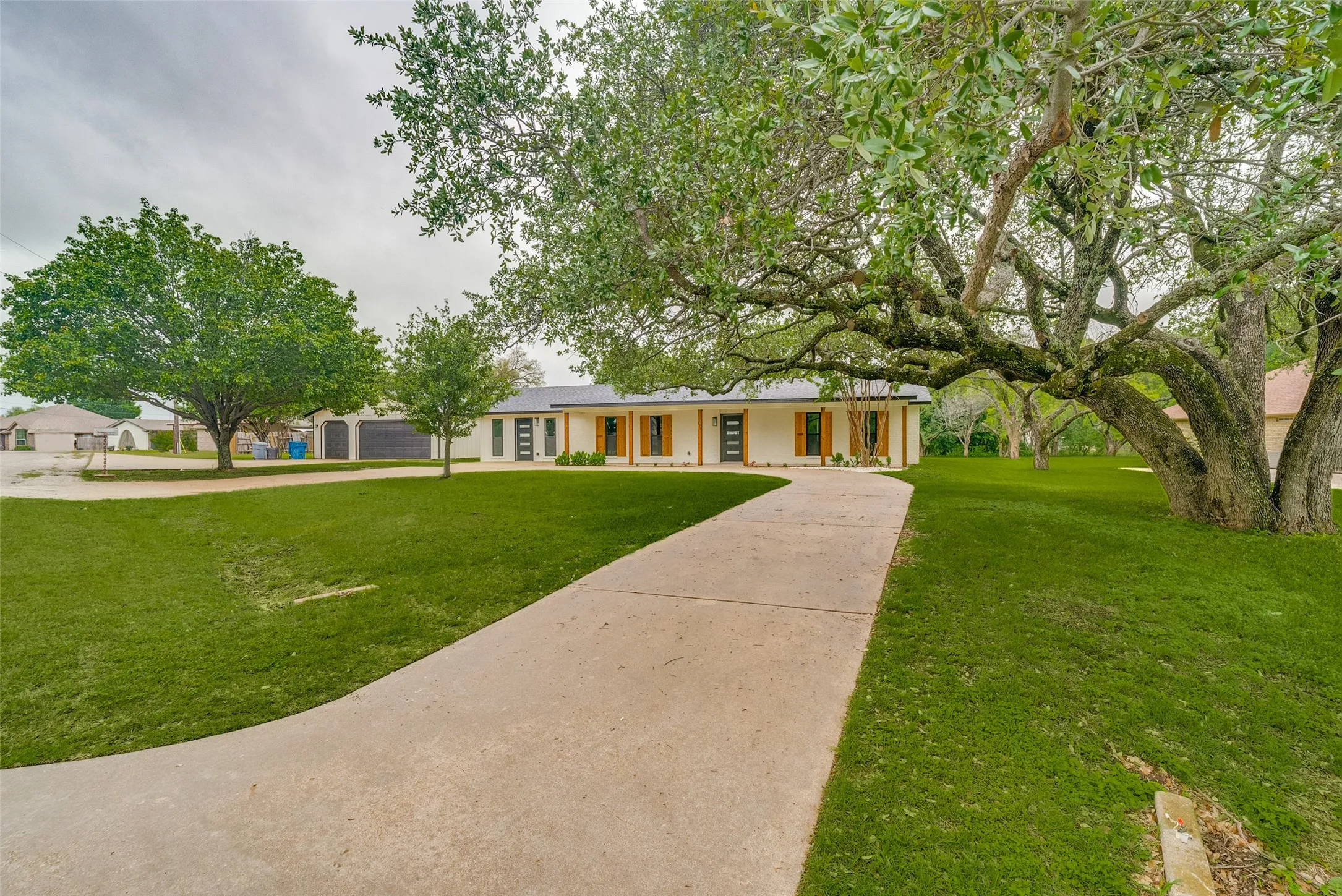 Single Family Residence For Sale in Hood County , 510-512 Grandview Drive, Granbury, Texas 76049, 4 Bedroom, 4 Bathroom, 3 Garage spaces, 2,436 Sqft, built in 1977, mls#21250087, Real Estate Agent in Granbury, Homes For Sale in Hood county, Homes For Sale in Granbury, Realtor in Granbury Texas, Real Estate Brokerage Independent Realty Texas, Luminita Cordes Realtor