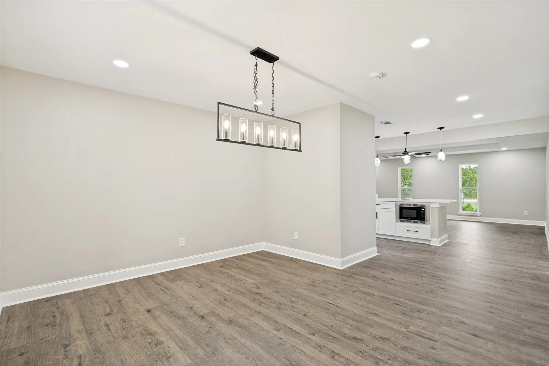 Single Family Residence For Sale in Hood County , 510-512 Grandview Drive, Granbury, Texas 76049, 4 Bedroom, 4 Bathroom, 3 Garage spaces, 2,436 Sqft, built in 1977, mls#21250087, Real Estate Agent in Granbury, Homes For Sale in Hood county, Homes For Sale in Granbury, Realtor in Granbury Texas, Real Estate Brokerage Independent Realty Texas, Luminita Cordes Realtor