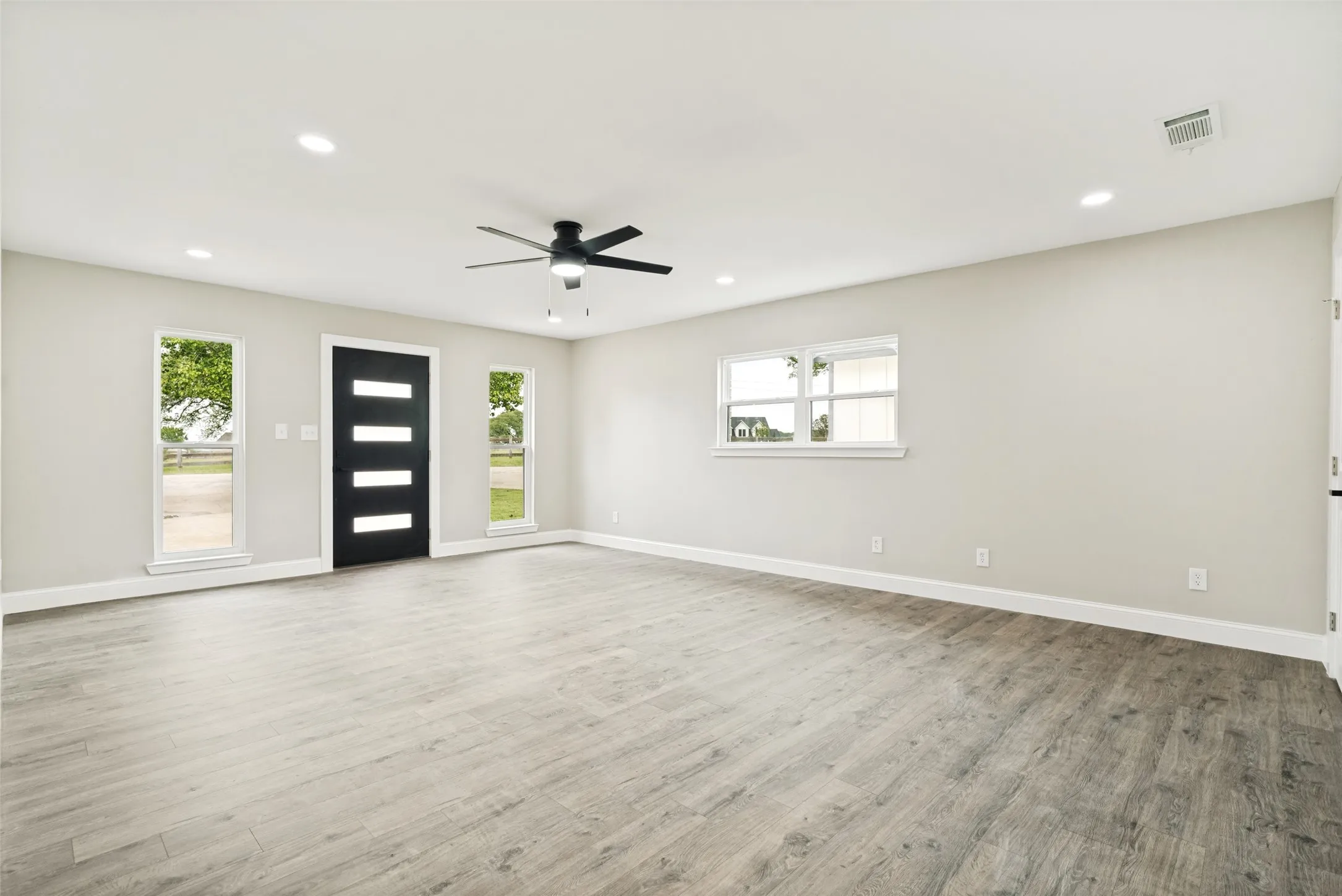 Single Family Residence For Sale in Hood County , 510-512 Grandview Drive, Granbury, Texas 76049, 4 Bedroom, 4 Bathroom, 3 Garage spaces, 2,436 Sqft, built in 1977, mls#21250087, Real Estate Agent in Granbury, Homes For Sale in Hood county, Homes For Sale in Granbury, Realtor in Granbury Texas, Real Estate Brokerage Independent Realty Texas, Luminita Cordes Realtor