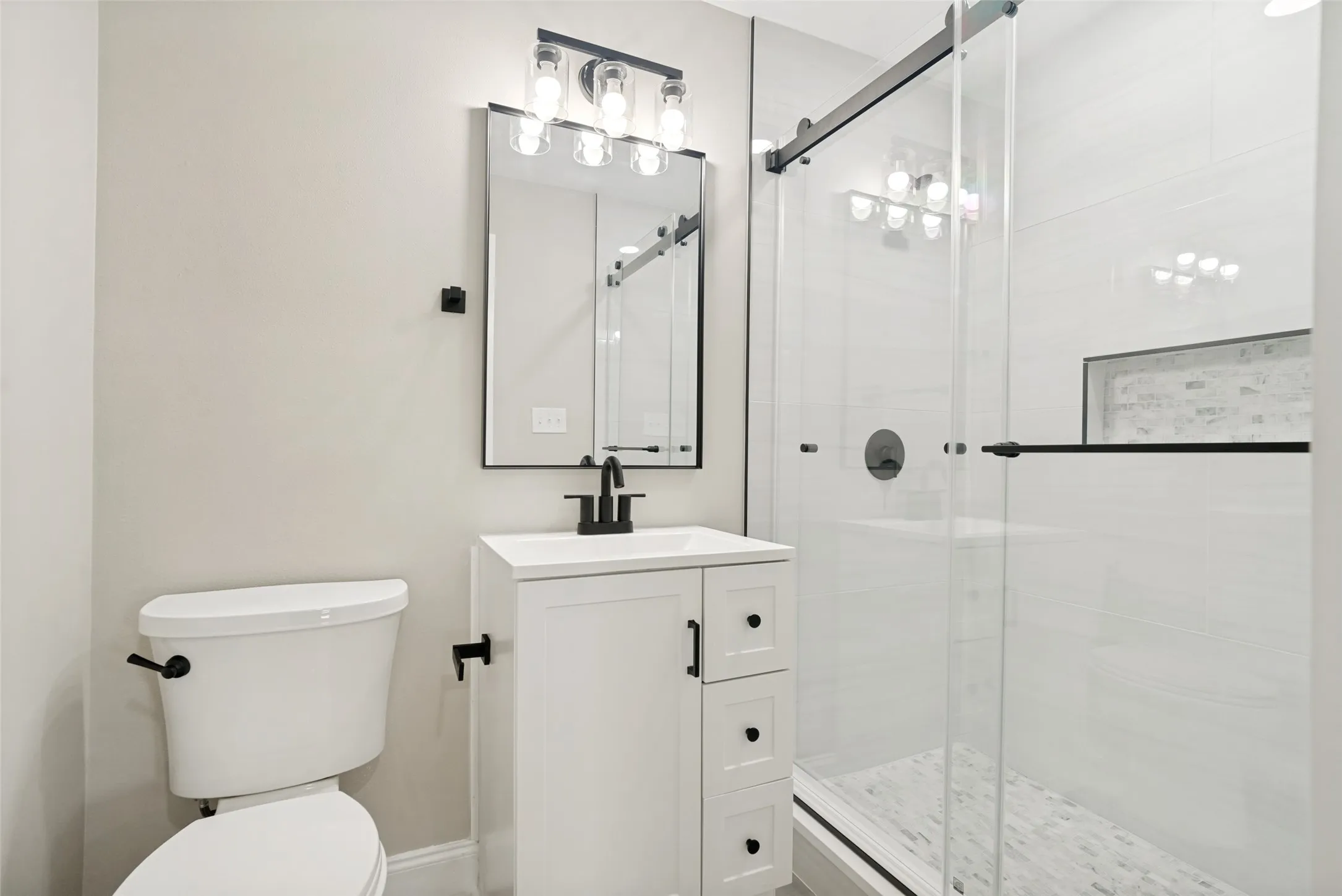 Single Family Residence For Sale in Hood County , 510-512 Grandview Drive, Granbury, Texas 76049, 4 Bedroom, 4 Bathroom, 3 Garage spaces, 2,436 Sqft, built in 1977, mls#21250087, Real Estate Agent in Granbury, Homes For Sale in Hood county, Homes For Sale in Granbury, Realtor in Granbury Texas, Real Estate Brokerage Independent Realty Texas, Luminita Cordes Realtor
