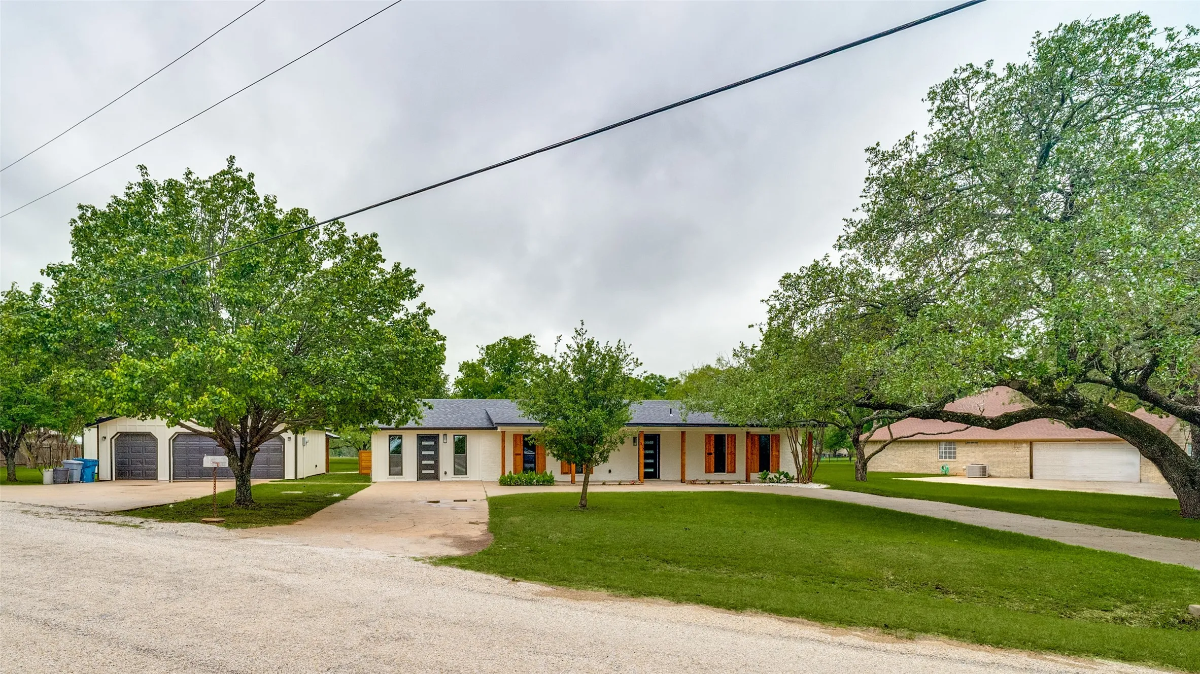Single Family Residence For Sale in Hood County , 510-512 Grandview Drive, Granbury, Texas 76049, 4 Bedroom, 4 Bathroom, 3 Garage spaces, 2,436 Sqft, built in 1977, mls#21250087, Real Estate Agent in Granbury, Homes For Sale in Hood county, Homes For Sale in Granbury, Realtor in Granbury Texas, Real Estate Brokerage Independent Realty Texas, Luminita Cordes Realtor