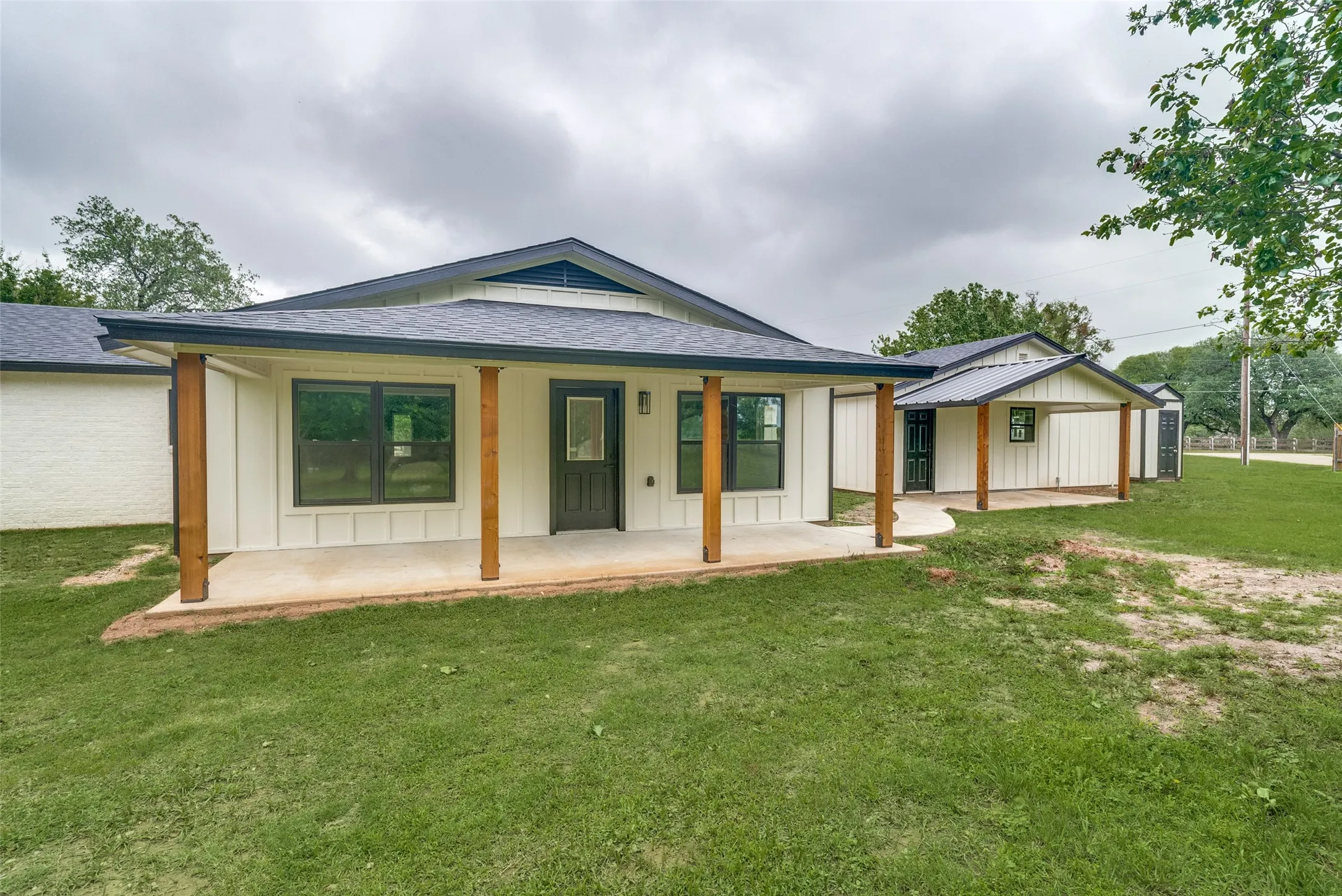 Single Family Residence For Sale in Hood County , 510-512 Grandview Drive, Granbury, Texas 76049, 4 Bedroom, 4 Bathroom, 3 Garage spaces, 2,436 Sqft, built in 1977, mls#21250087, Real Estate Agent in Granbury, Homes For Sale in Hood county, Homes For Sale in Granbury, Realtor in Granbury Texas, Real Estate Brokerage Independent Realty Texas, Luminita Cordes Realtor