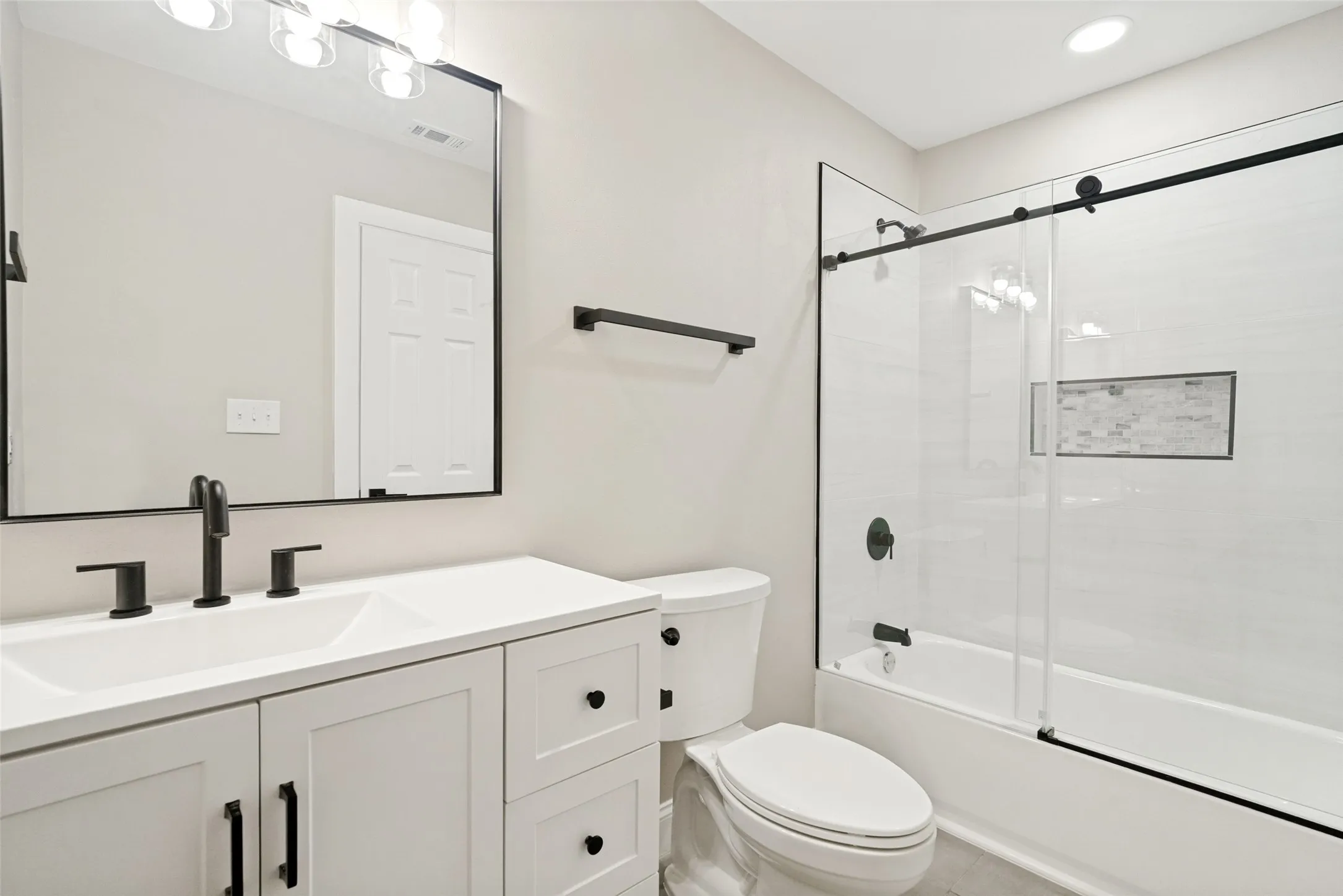 Single Family Residence For Sale in Hood County , 510-512 Grandview Drive, Granbury, Texas 76049, 4 Bedroom, 4 Bathroom, 3 Garage spaces, 2,436 Sqft, built in 1977, mls#21250087, Real Estate Agent in Granbury, Homes For Sale in Hood county, Homes For Sale in Granbury, Realtor in Granbury Texas, Real Estate Brokerage Independent Realty Texas, Luminita Cordes Realtor