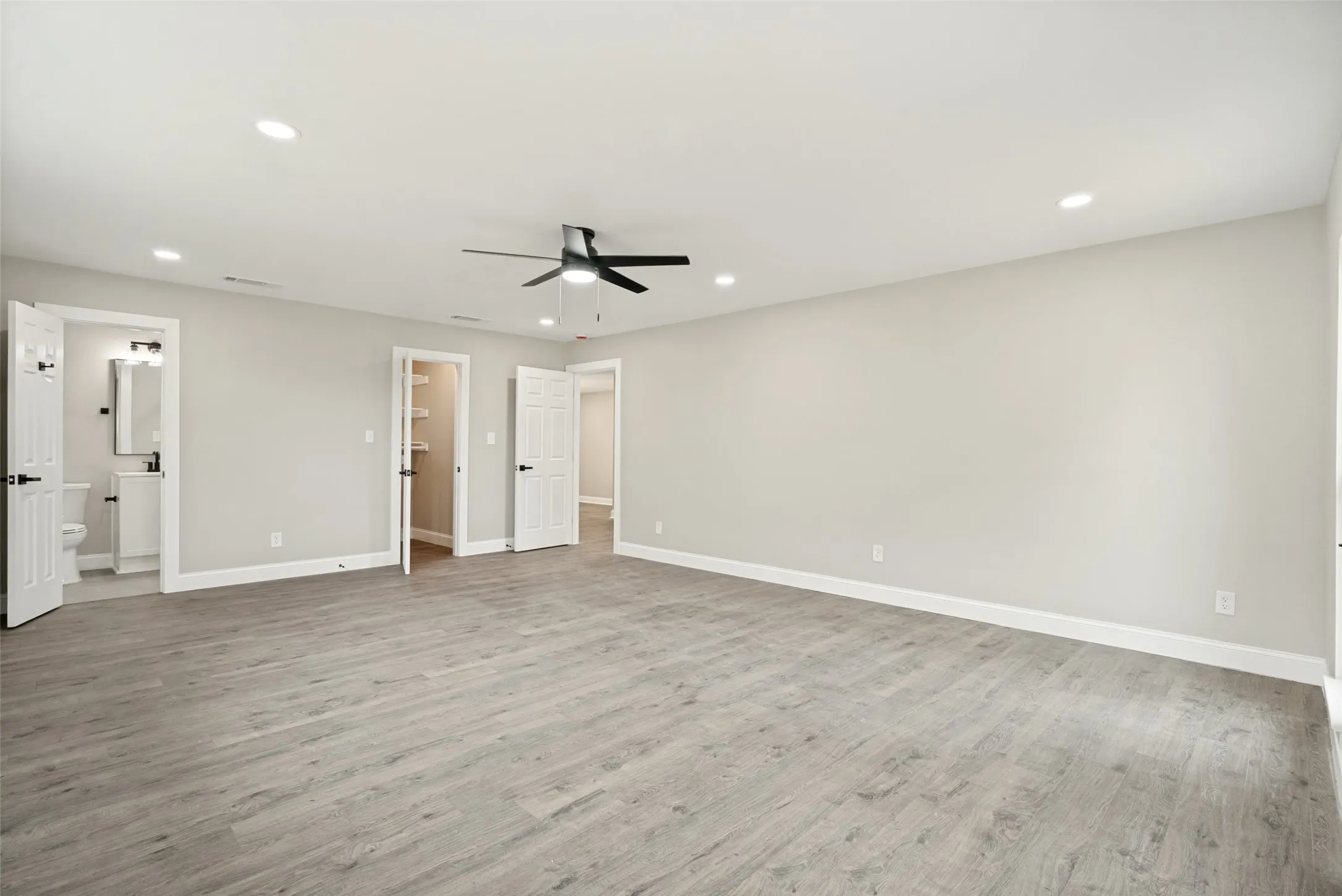 Single Family Residence For Sale in Hood County , 510-512 Grandview Drive, Granbury, Texas 76049, 4 Bedroom, 4 Bathroom, 3 Garage spaces, 2,436 Sqft, built in 1977, mls#21250087, Real Estate Agent in Granbury, Homes For Sale in Hood county, Homes For Sale in Granbury, Realtor in Granbury Texas, Real Estate Brokerage Independent Realty Texas, Luminita Cordes Realtor