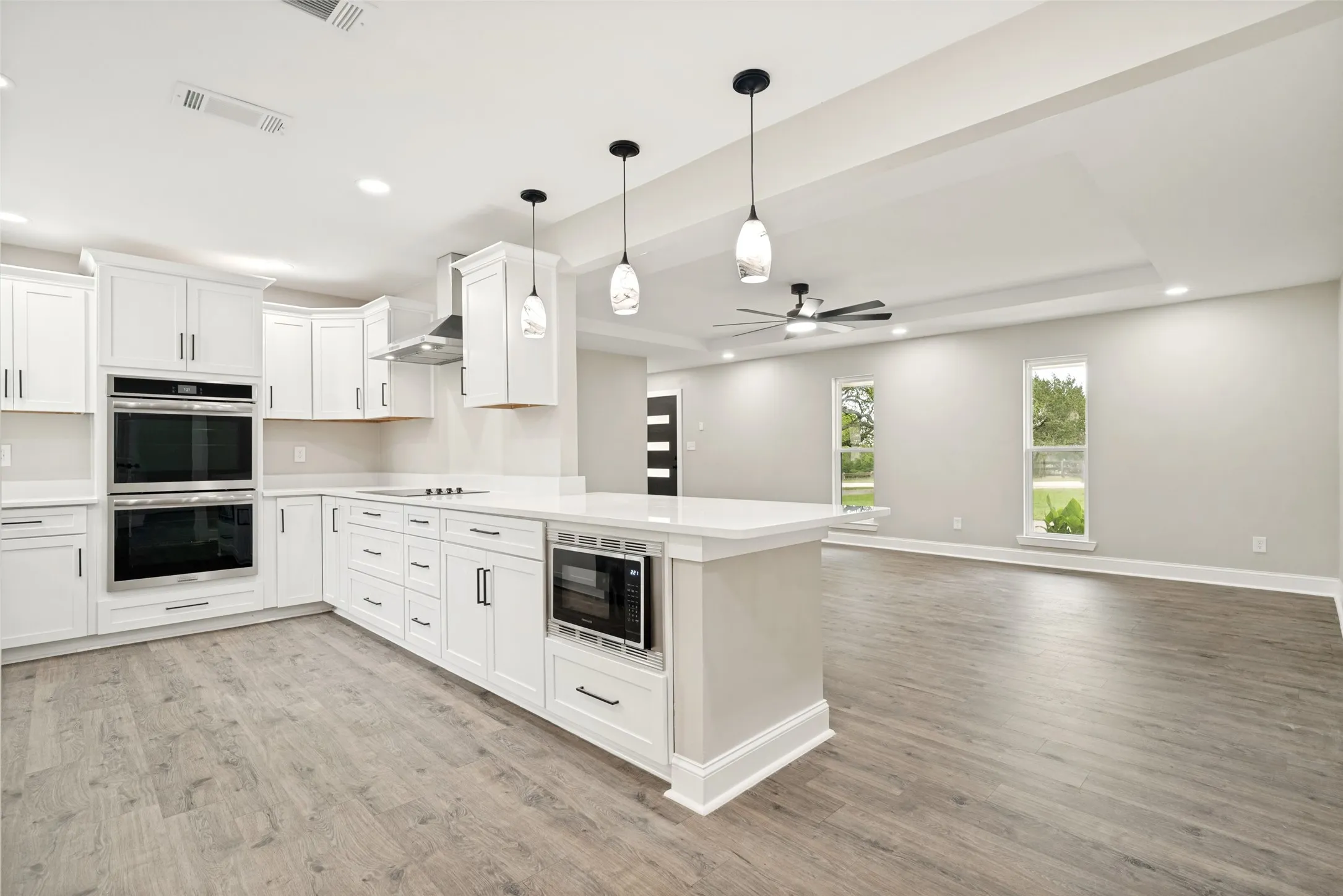 Single Family Residence For Sale in Hood County , 510-512 Grandview Drive, Granbury, Texas 76049, 4 Bedroom, 4 Bathroom, 3 Garage spaces, 2,436 Sqft, built in 1977, mls#21250087, Real Estate Agent in Granbury, Homes For Sale in Hood county, Homes For Sale in Granbury, Realtor in Granbury Texas, Real Estate Brokerage Independent Realty Texas, Luminita Cordes Realtor