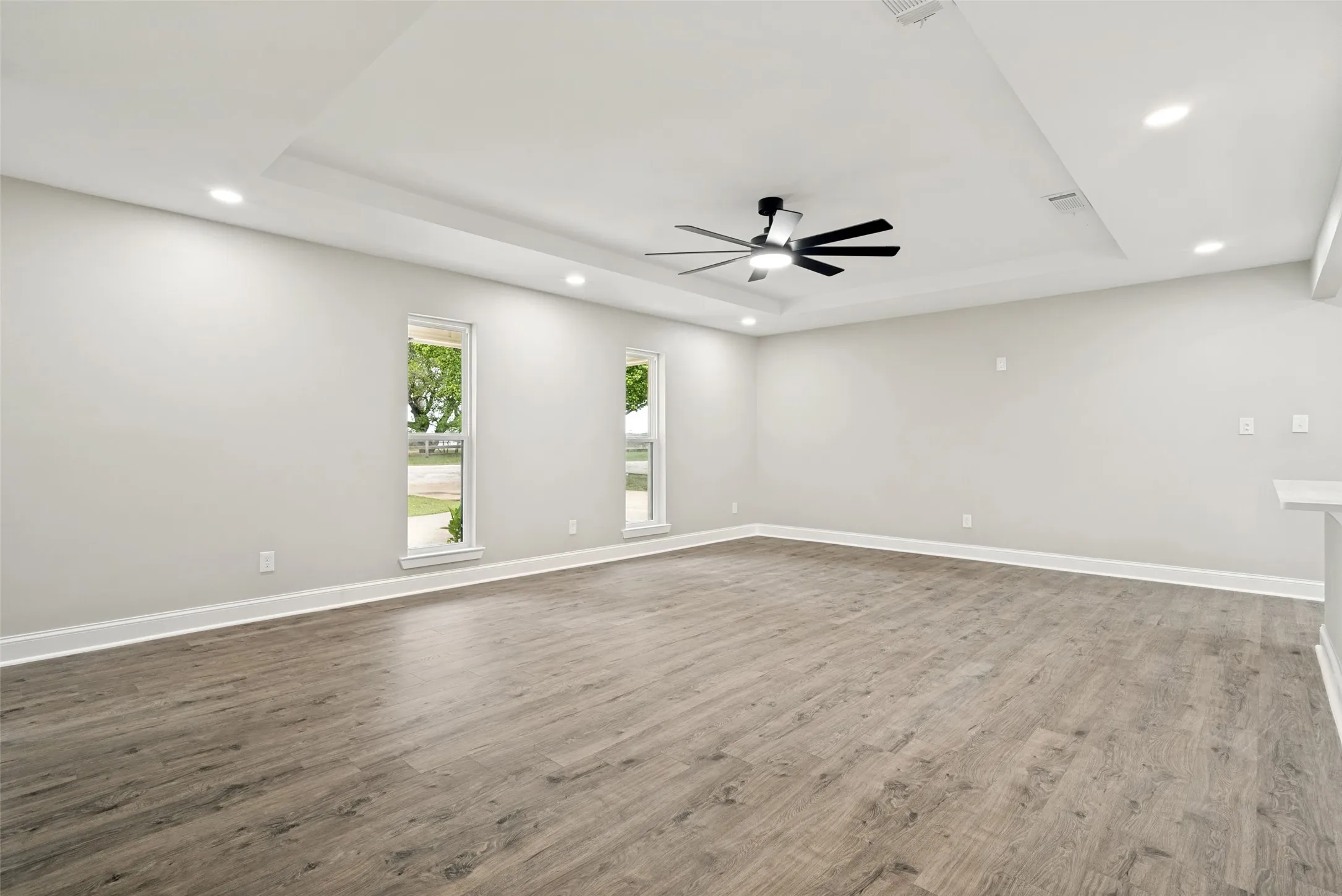 Single Family Residence For Sale in Hood County , 510-512 Grandview Drive, Granbury, Texas 76049, 4 Bedroom, 4 Bathroom, 3 Garage spaces, 2,436 Sqft, built in 1977, mls#21250087, Real Estate Agent in Granbury, Homes For Sale in Hood county, Homes For Sale in Granbury, Realtor in Granbury Texas, Real Estate Brokerage Independent Realty Texas, Luminita Cordes Realtor