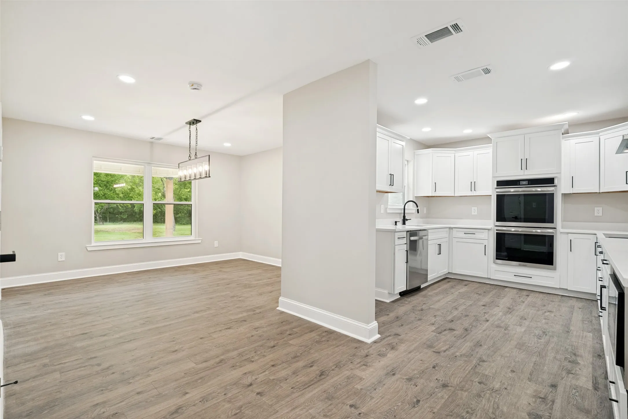 Single Family Residence For Sale in Hood County , 510-512 Grandview Drive, Granbury, Texas 76049, 4 Bedroom, 4 Bathroom, 3 Garage spaces, 2,436 Sqft, built in 1977, mls#21250087, Real Estate Agent in Granbury, Homes For Sale in Hood county, Homes For Sale in Granbury, Realtor in Granbury Texas, Real Estate Brokerage Independent Realty Texas, Luminita Cordes Realtor