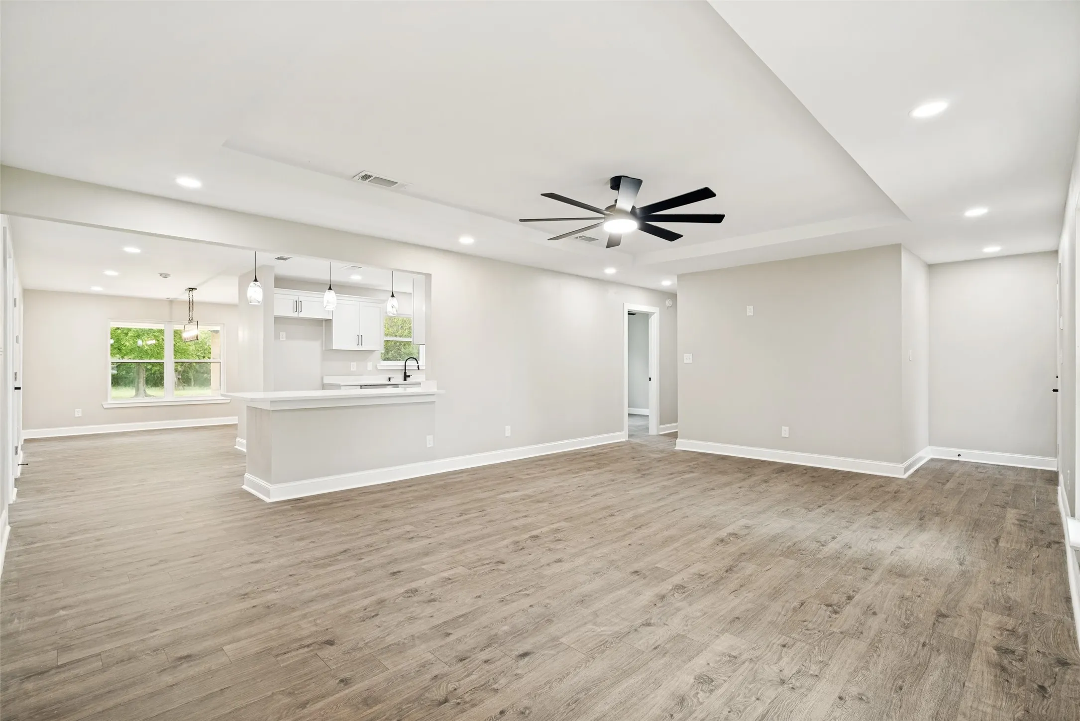 Single Family Residence For Sale in Hood County , 510-512 Grandview Drive, Granbury, Texas 76049, 4 Bedroom, 4 Bathroom, 3 Garage spaces, 2,436 Sqft, built in 1977, mls#21250087, Real Estate Agent in Granbury, Homes For Sale in Hood county, Homes For Sale in Granbury, Realtor in Granbury Texas, Real Estate Brokerage Independent Realty Texas, Luminita Cordes Realtor