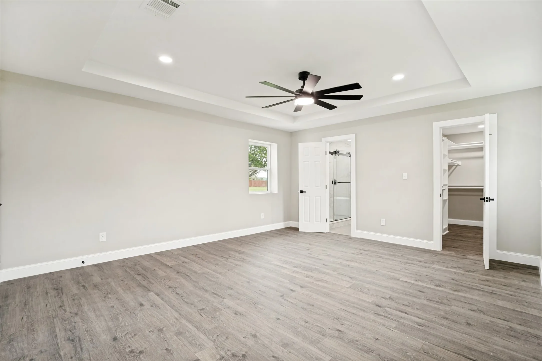 Single Family Residence For Sale in Hood County , 510-512 Grandview Drive, Granbury, Texas 76049, 4 Bedroom, 4 Bathroom, 3 Garage spaces, 2,436 Sqft, built in 1977, mls#21250087, Real Estate Agent in Granbury, Homes For Sale in Hood county, Homes For Sale in Granbury, Realtor in Granbury Texas, Real Estate Brokerage Independent Realty Texas, Luminita Cordes Realtor