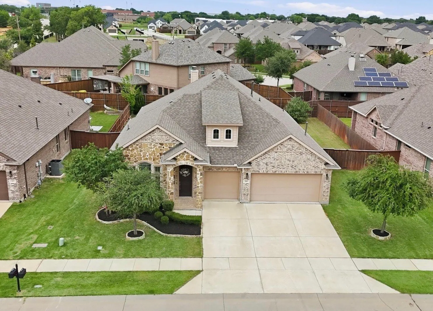 Single Family Residence For Sale in Denton County , 215 Equestrian Road, Hickory Creek, Texas 75065, 3 Bedroom, 2 Bathroom, 3 Garage spaces, 2,196 Sqft, built in 2017, Preowned, mls#21248317, Real Estate Agent in Hickory Creek, Homes For Sale in Denton county, Homes For Sale in Hickory Creek, Realtor in Hickory Creek Texas, Real Estate Brokerage Independent Realty Texas, Luminita Cordes Realtor