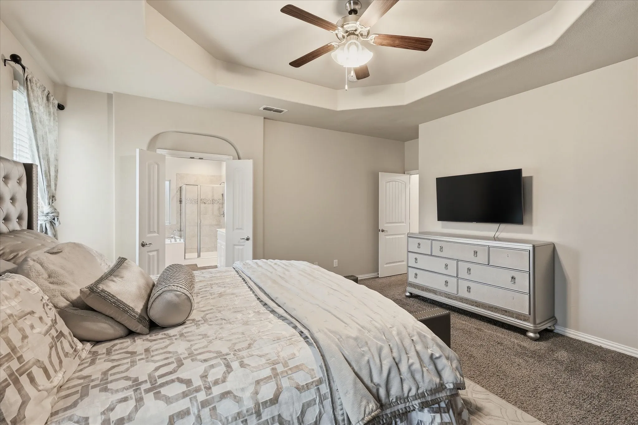 Single Family Residence For Sale in Denton County , 215 Equestrian Road, Hickory Creek, Texas 75065, 3 Bedroom, 2 Bathroom, 3 Garage spaces, 2,196 Sqft, built in 2017, Preowned, mls#21248317, Real Estate Agent in Hickory Creek, Homes For Sale in Denton county, Homes For Sale in Hickory Creek, Realtor in Hickory Creek Texas, Real Estate Brokerage Independent Realty Texas, Luminita Cordes Realtor