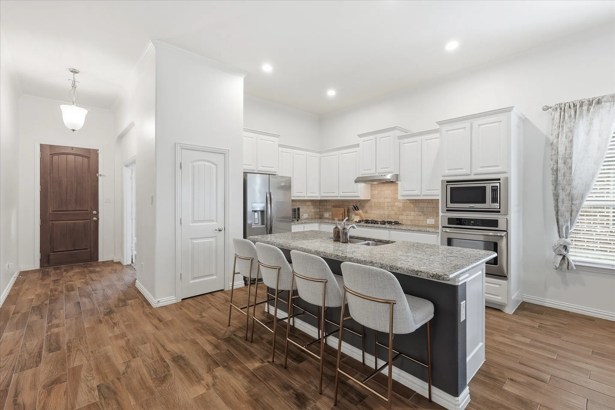Single Family Residence For Sale in Denton County , 215 Equestrian Road, Hickory Creek, Texas 75065, 3 Bedroom, 2 Bathroom, 3 Garage spaces, 2,196 Sqft, built in 2017, Preowned, mls#21248317, Real Estate Agent in Hickory Creek, Homes For Sale in Denton county, Homes For Sale in Hickory Creek, Realtor in Hickory Creek Texas, Real Estate Brokerage Independent Realty Texas, Luminita Cordes Realtor