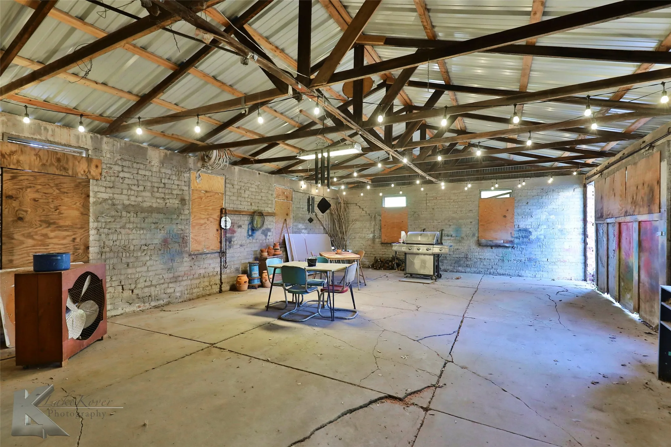 Single Family Residence For Sale in Eastland County , 306 Conrad Hilton St Boulevard, Cisco, Texas 76437, 2 Bedroom, 3 Bathroom, 1 Garage spaces, 3,400 Sqft, built in 1935, Preowned, mls#21250150, Real Estate Agent in Cisco, Homes For Sale in Eastland county, Homes For Sale in Cisco, Realtor in Cisco Texas, Real Estate Brokerage Independent Realty Texas, Luminita Cordes Realtor