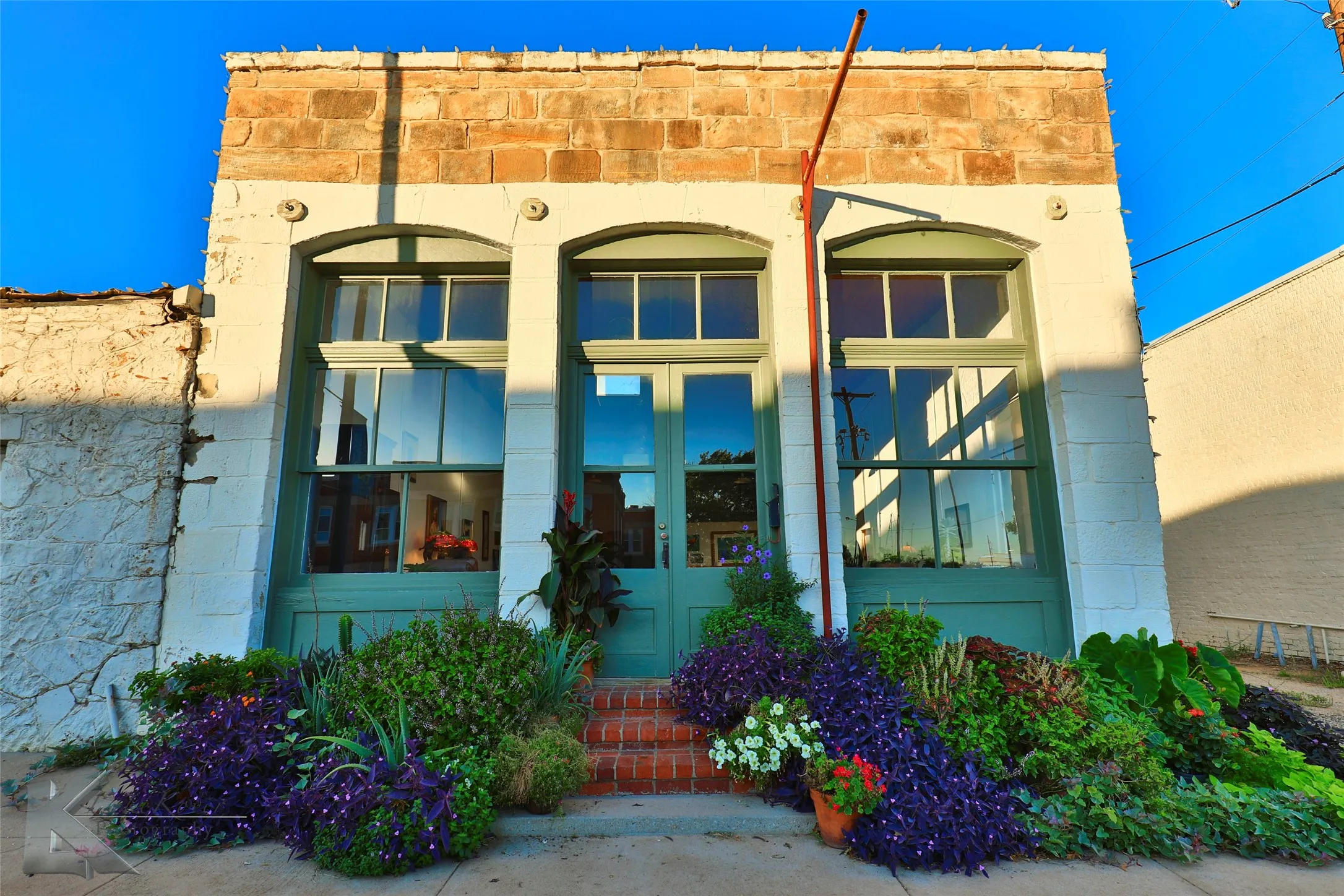 Single Family Residence For Sale in Eastland County , 306 Conrad Hilton St Boulevard, Cisco, Texas 76437, 2 Bedroom, 3 Bathroom, 1 Garage spaces, 3,400 Sqft, built in 1935, Preowned, mls#21250150, Real Estate Agent in Cisco, Homes For Sale in Eastland county, Homes For Sale in Cisco, Realtor in Cisco Texas, Real Estate Brokerage Independent Realty Texas, Luminita Cordes Realtor