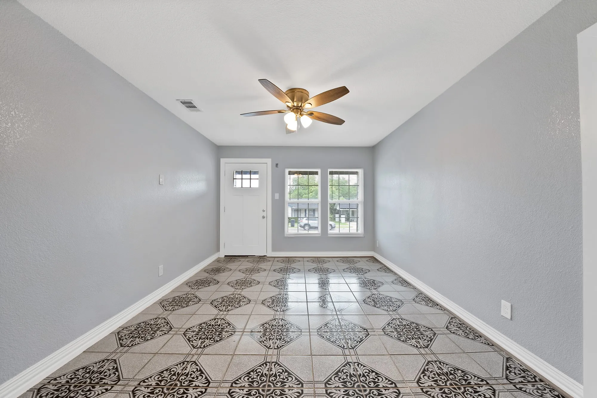 Single Family Residence For Sale in Tarrant County , 3449 Gordon Avenue, Fort Worth, Texas 76110, 3 Bedroom, 1 Bathroom, Garage spaces, 1,100 Sqft, built in 1950, mls#21247381, Real Estate Agent in Fort Worth, Homes For Sale in Tarrant county, Homes For Sale in Fort Worth, Realtor in Fort Worth Texas, Real Estate Brokerage Independent Realty Texas, Luminita Cordes Realtor