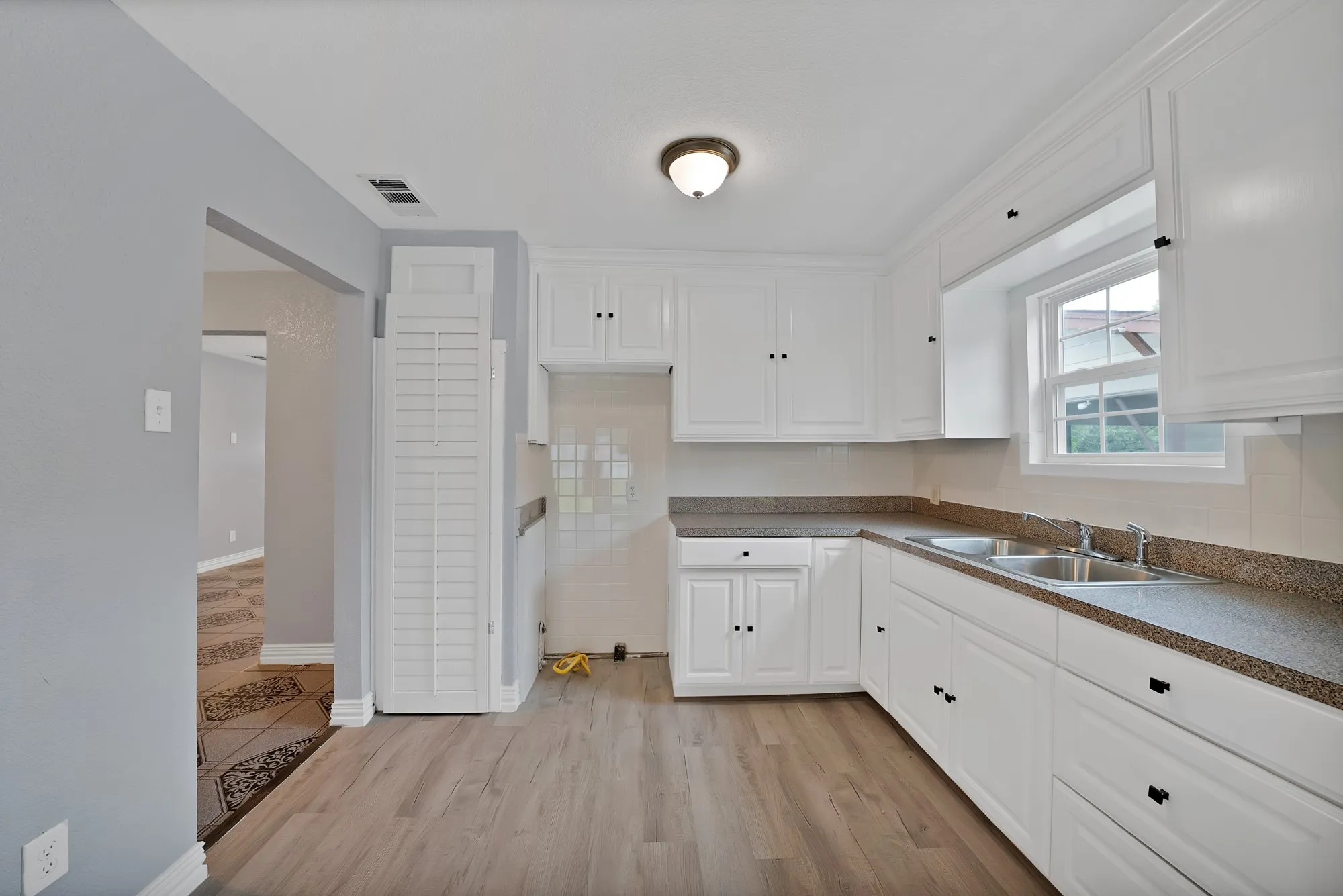 Single Family Residence For Sale in Tarrant County , 3449 Gordon Avenue, Fort Worth, Texas 76110, 3 Bedroom, 1 Bathroom, Garage spaces, 1,100 Sqft, built in 1950, mls#21247381, Real Estate Agent in Fort Worth, Homes For Sale in Tarrant county, Homes For Sale in Fort Worth, Realtor in Fort Worth Texas, Real Estate Brokerage Independent Realty Texas, Luminita Cordes Realtor
