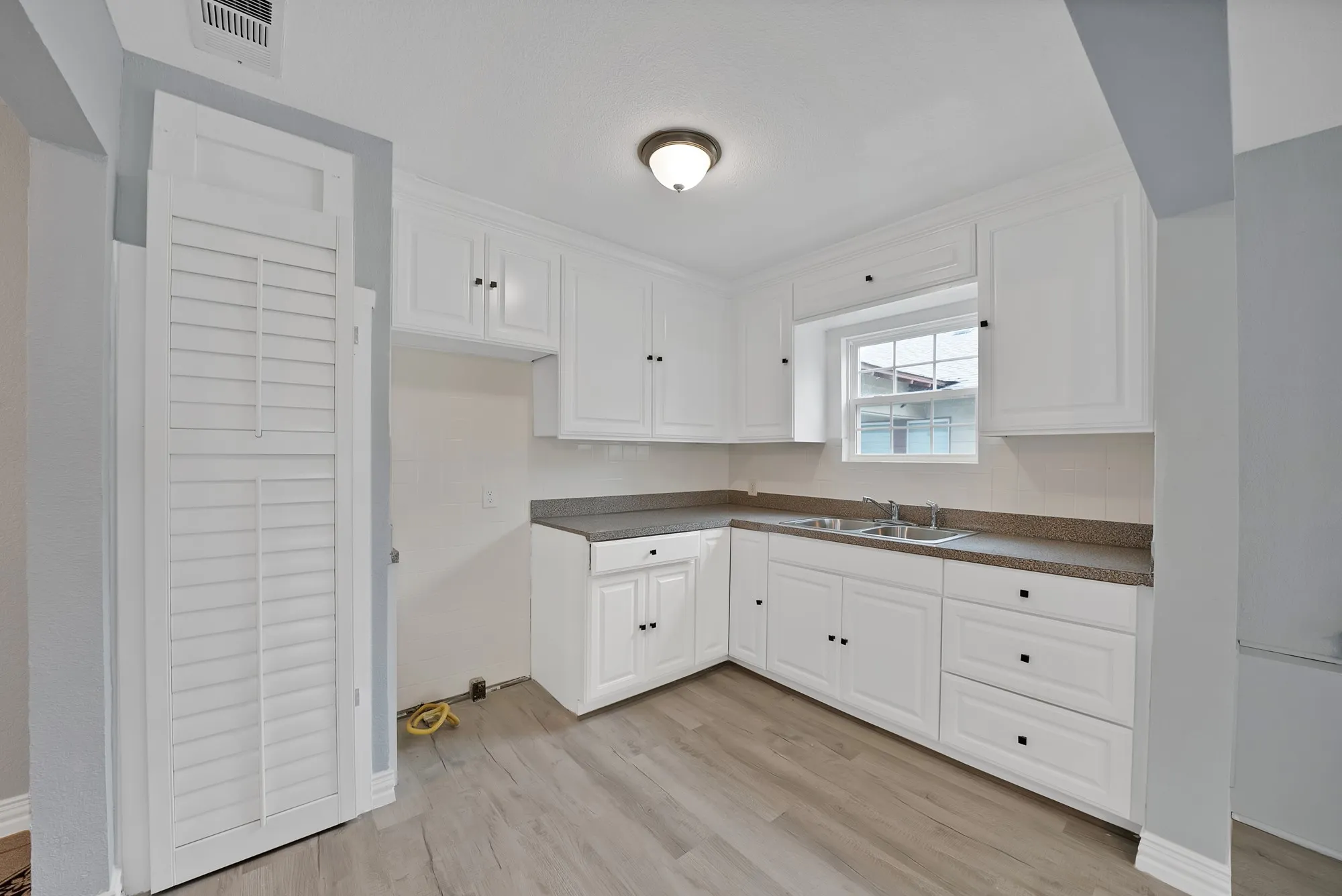 Single Family Residence For Sale in Tarrant County , 3449 Gordon Avenue, Fort Worth, Texas 76110, 3 Bedroom, 1 Bathroom, Garage spaces, 1,100 Sqft, built in 1950, mls#21247381, Real Estate Agent in Fort Worth, Homes For Sale in Tarrant county, Homes For Sale in Fort Worth, Realtor in Fort Worth Texas, Real Estate Brokerage Independent Realty Texas, Luminita Cordes Realtor
