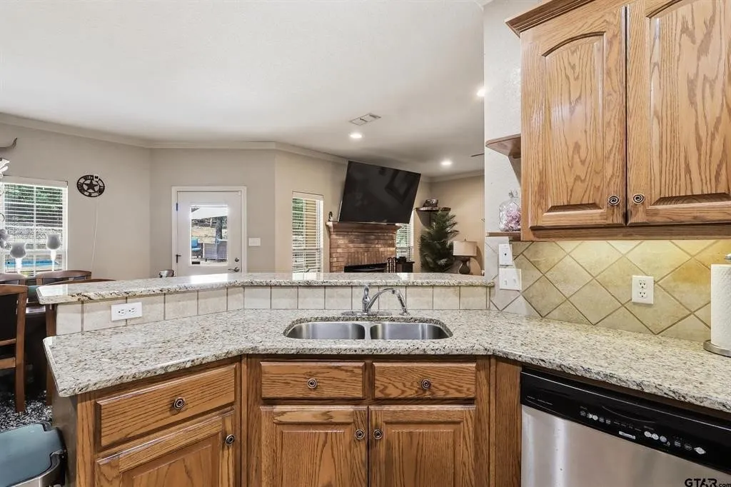 Single Family Residence For Sale in Wood County , 110 CR 2258, Mineola, Texas 75773, 3 Bedrooms, 2 Bathrooms, 2 Garage spaces, 2,033 Sqft, built in 2010, Price $419,000, mls#21250192, Real Estate Agent in Mineola, Homes For Sale in Wood county, Homes For Sale in Mineola, Realtor in Mineola Texas, Real Estate Brokerage Independent Realty Texas, Luminita Cordes Realtor