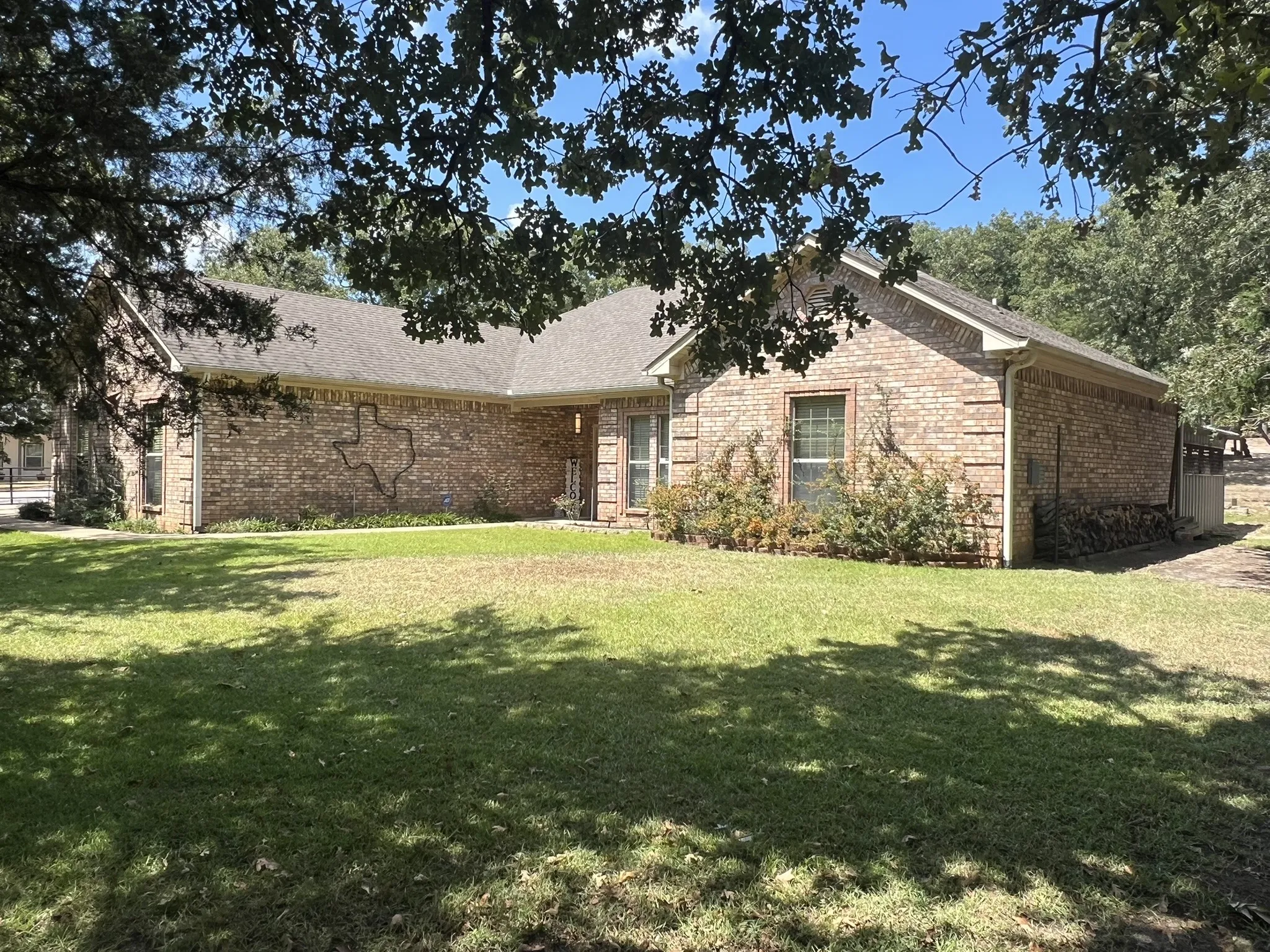 Single Family Residence For Sale in Wood County , 110 CR 2258, Mineola, Texas 75773, 3 Bedrooms, 2 Bathrooms, 2 Garage spaces, 2,033 Sqft, built in 2010, Price $419,000, mls#21250192, Real Estate Agent in Mineola, Homes For Sale in Wood county, Homes For Sale in Mineola, Realtor in Mineola Texas, Real Estate Brokerage Independent Realty Texas, Luminita Cordes Realtor