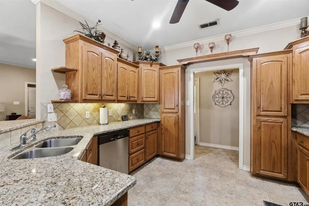 Single Family Residence For Sale in Wood County , 110 CR 2258, Mineola, Texas 75773, 3 Bedrooms, 2 Bathrooms, 2 Garage spaces, 2,033 Sqft, built in 2010, Price $419,000, mls#21250192, Real Estate Agent in Mineola, Homes For Sale in Wood county, Homes For Sale in Mineola, Realtor in Mineola Texas, Real Estate Brokerage Independent Realty Texas, Luminita Cordes Realtor