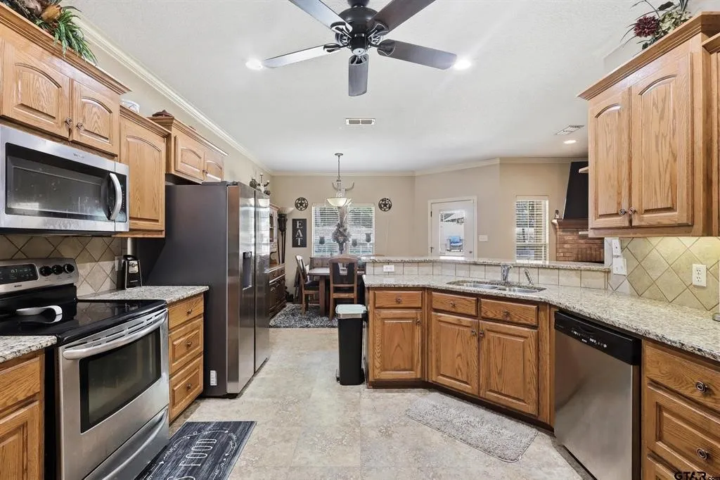 Single Family Residence For Sale in Wood County , 110 CR 2258, Mineola, Texas 75773, 3 Bedrooms, 2 Bathrooms, 2 Garage spaces, 2,033 Sqft, built in 2010, Price $419,000, mls#21250192, Real Estate Agent in Mineola, Homes For Sale in Wood county, Homes For Sale in Mineola, Realtor in Mineola Texas, Real Estate Brokerage Independent Realty Texas, Luminita Cordes Realtor