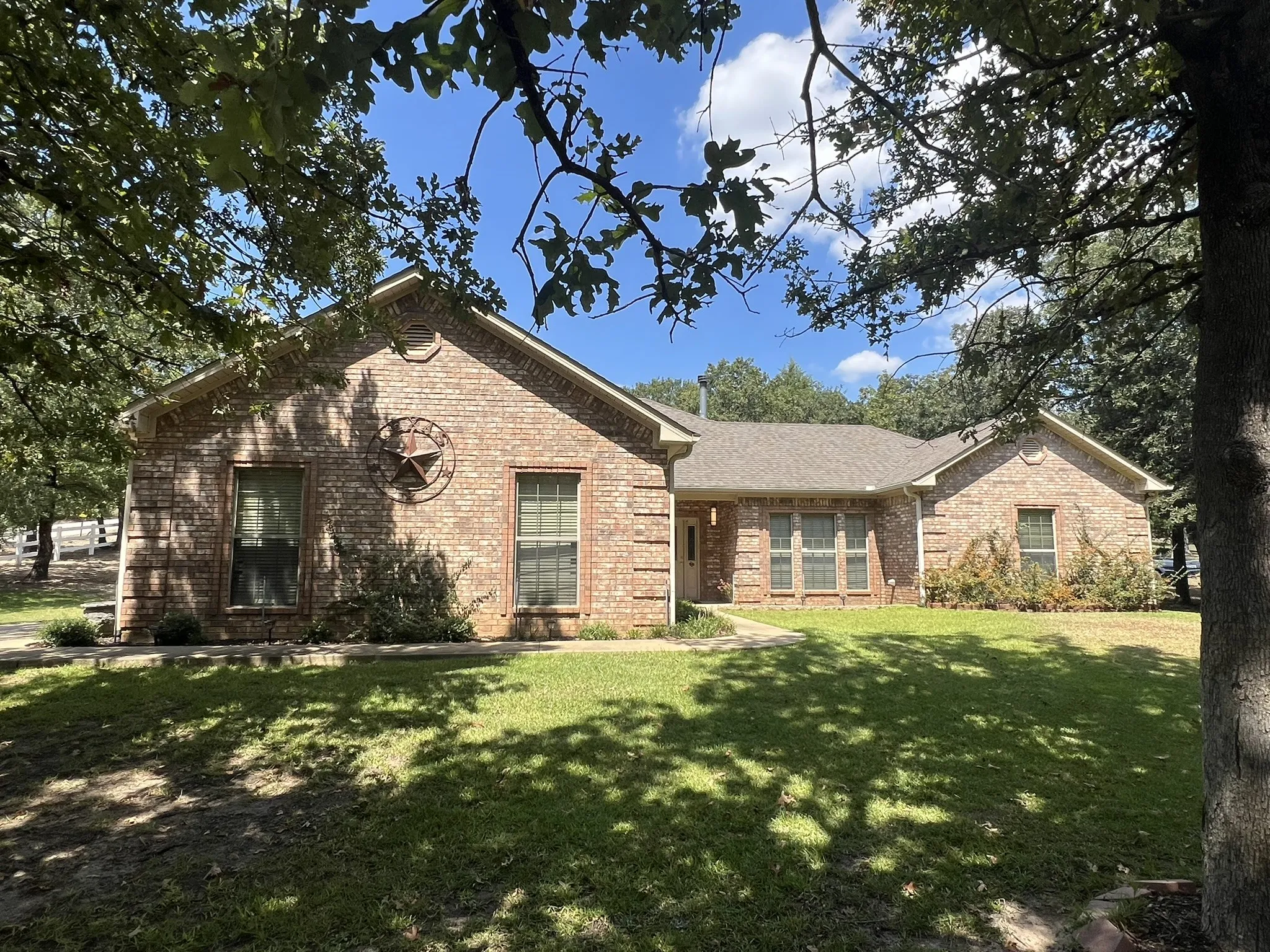 Single Family Residence For Sale in Wood County , 110 CR 2258, Mineola, Texas 75773, 3 Bedrooms, 2 Bathrooms, 2 Garage spaces, 2,033 Sqft, built in 2010, Price $419,000, mls#21250192, Real Estate Agent in Mineola, Homes For Sale in Wood county, Homes For Sale in Mineola, Realtor in Mineola Texas, Real Estate Brokerage Independent Realty Texas, Luminita Cordes Realtor