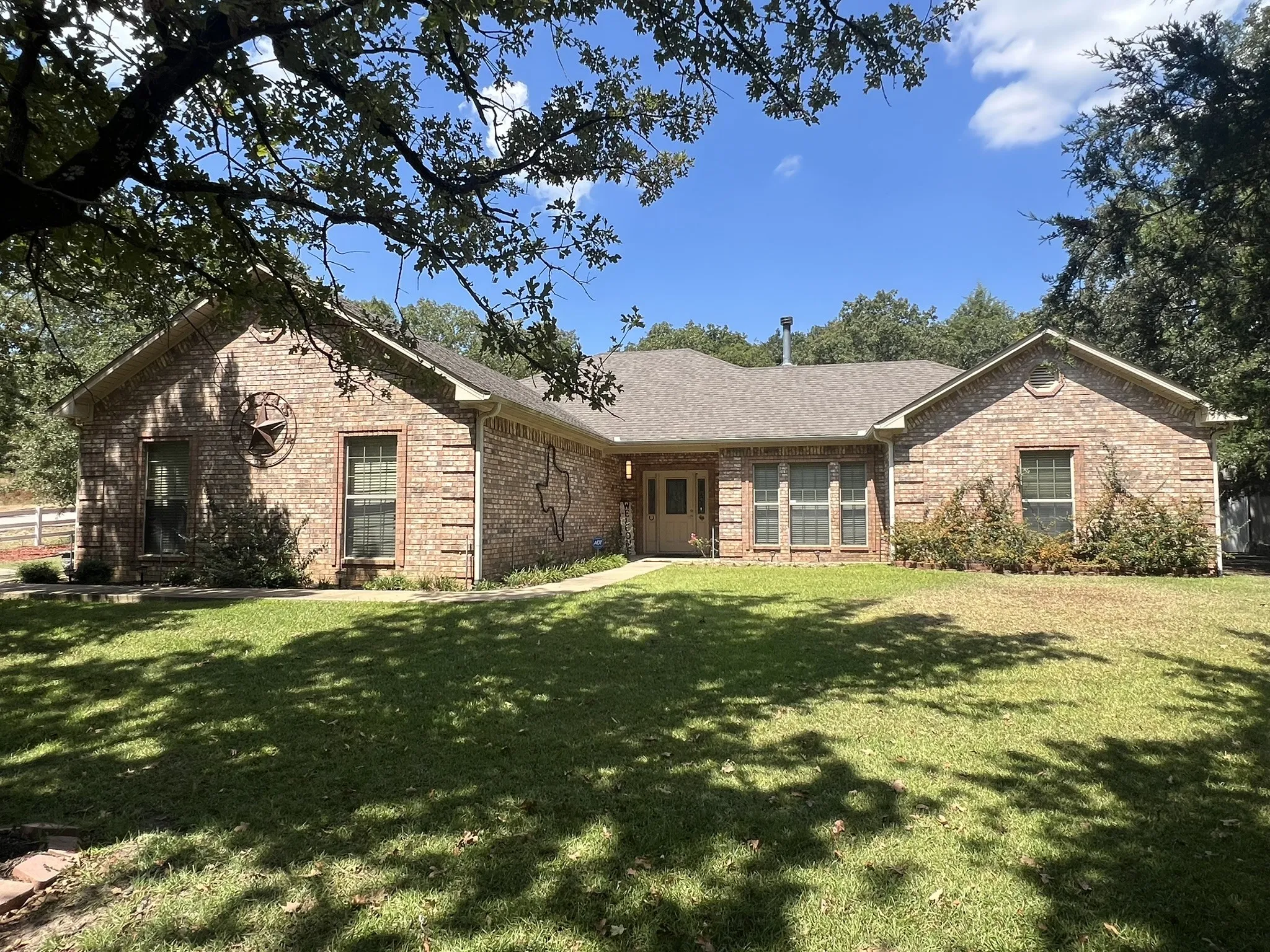 Single Family Residence For Sale in Wood County , 110 CR 2258, Mineola, Texas 75773, 3 Bedrooms, 2 Bathrooms, 2 Garage spaces, 2,033 Sqft, built in 2010, Price $419,000, mls#21250192, Real Estate Agent in Mineola, Homes For Sale in Wood county, Homes For Sale in Mineola, Realtor in Mineola Texas, Real Estate Brokerage Independent Realty Texas, Luminita Cordes Realtor