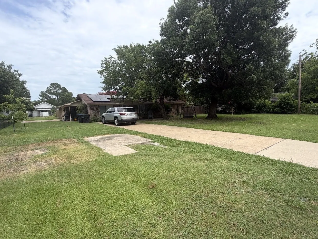 Single Family Residence For Sale in Kaufman County , 305 S 1st Street, Crandall, Texas 75114, 3 Bedrooms, 3 Bathrooms, Garage spaces, 1,968 Sqft, built in 1971, Price $265,999, mls#21250202, Real Estate Agent in Crandall, Homes For Sale in Kaufman county, Homes For Sale in Crandall, Realtor in Crandall Texas, Real Estate Brokerage Independent Realty Texas, Luminita Cordes Realtor