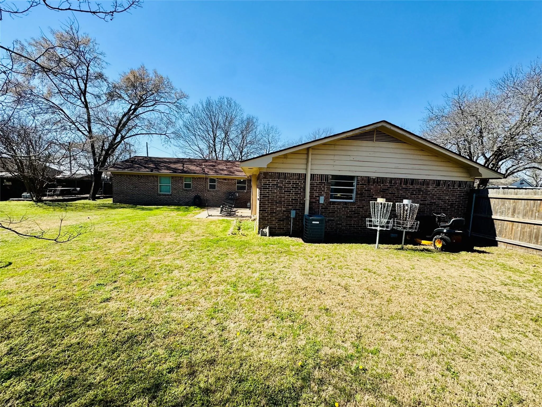 Single Family Residence For Sale in Kaufman County , 305 S 1st Street, Crandall, Texas 75114, 3 Bedrooms, 3 Bathrooms, Garage spaces, 1,968 Sqft, built in 1971, Price $265,999, mls#21250202, Real Estate Agent in Crandall, Homes For Sale in Kaufman county, Homes For Sale in Crandall, Realtor in Crandall Texas, Real Estate Brokerage Independent Realty Texas, Luminita Cordes Realtor