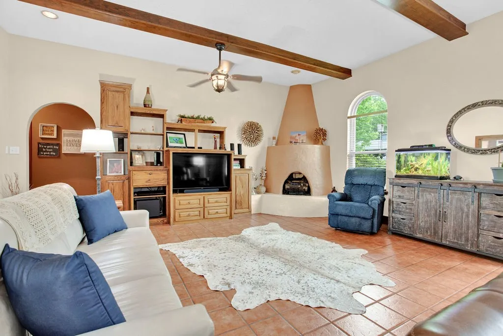 Single Family Residence For Sale in Smith County , 1363 Bridle Path Lane, Hideaway, Texas 75771, 3 Bedrooms, 2 Bathrooms, 2 Garage spaces, 2,300 Sqft, built in 1992, Preowned, Price $515,000, mls#21250218, Real Estate Agent in Hideaway, Homes For Sale in Smith county, Homes For Sale in Hideaway, Realtor in Hideaway Texas, Real Estate Brokerage Independent Realty Texas, Luminita Cordes Realtor