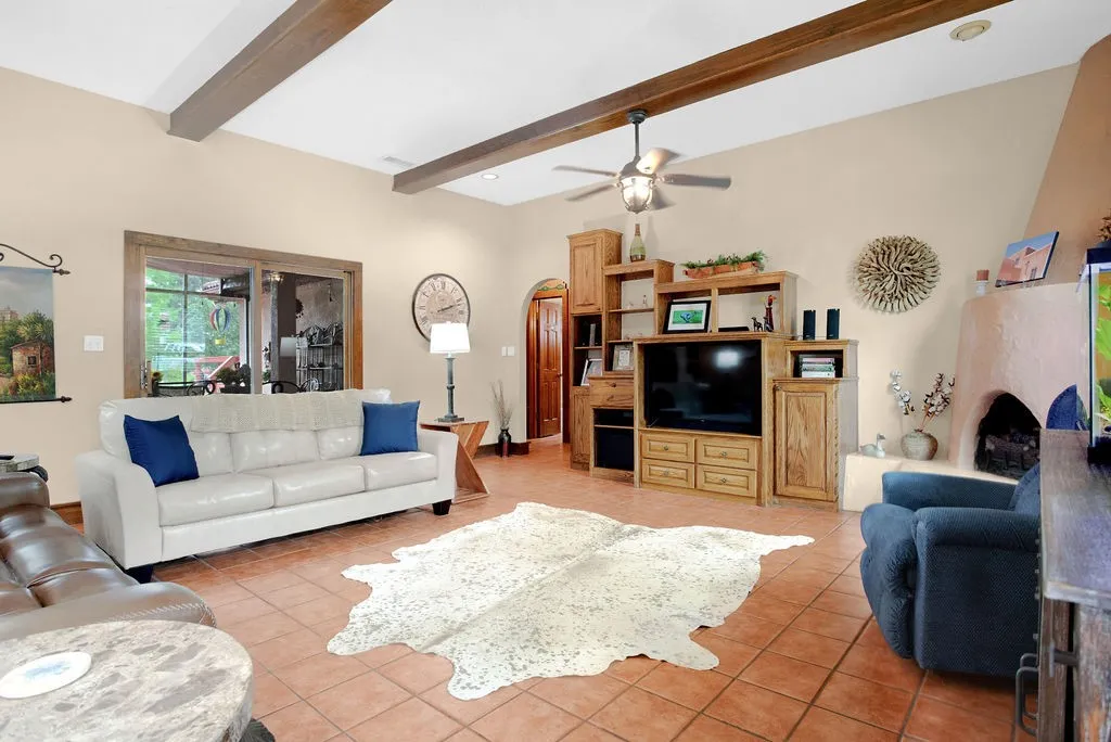 Single Family Residence For Sale in Smith County , 1363 Bridle Path Lane, Hideaway, Texas 75771, 3 Bedrooms, 2 Bathrooms, 2 Garage spaces, 2,300 Sqft, built in 1992, Preowned, Price $515,000, mls#21250218, Real Estate Agent in Hideaway, Homes For Sale in Smith county, Homes For Sale in Hideaway, Realtor in Hideaway Texas, Real Estate Brokerage Independent Realty Texas, Luminita Cordes Realtor
