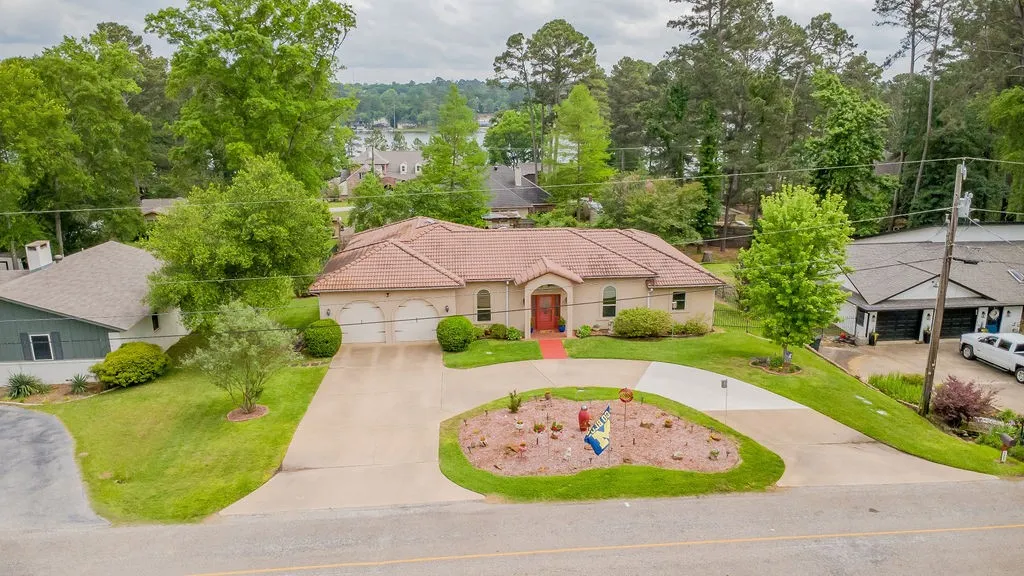 Single Family Residence For Sale in Smith County , 1363 Bridle Path Lane, Hideaway, Texas 75771, 3 Bedrooms, 2 Bathrooms, 2 Garage spaces, 2,300 Sqft, built in 1992, Preowned, Price $515,000, mls#21250218, Real Estate Agent in Hideaway, Homes For Sale in Smith county, Homes For Sale in Hideaway, Realtor in Hideaway Texas, Real Estate Brokerage Independent Realty Texas, Luminita Cordes Realtor