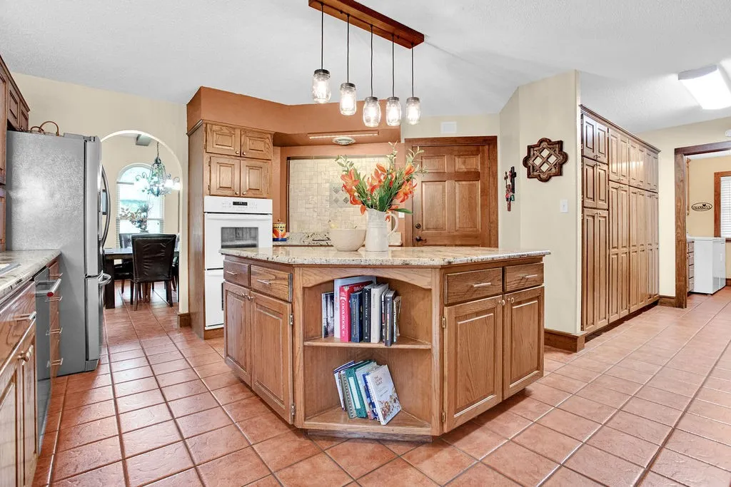 Single Family Residence For Sale in Smith County , 1363 Bridle Path Lane, Hideaway, Texas 75771, 3 Bedrooms, 2 Bathrooms, 2 Garage spaces, 2,300 Sqft, built in 1992, Preowned, Price $515,000, mls#21250218, Real Estate Agent in Hideaway, Homes For Sale in Smith county, Homes For Sale in Hideaway, Realtor in Hideaway Texas, Real Estate Brokerage Independent Realty Texas, Luminita Cordes Realtor