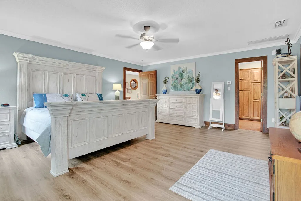 Single Family Residence For Sale in Smith County , 1363 Bridle Path Lane, Hideaway, Texas 75771, 3 Bedrooms, 2 Bathrooms, 2 Garage spaces, 2,300 Sqft, built in 1992, Preowned, Price $515,000, mls#21250218, Real Estate Agent in Hideaway, Homes For Sale in Smith county, Homes For Sale in Hideaway, Realtor in Hideaway Texas, Real Estate Brokerage Independent Realty Texas, Luminita Cordes Realtor
