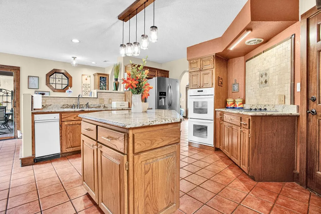 Single Family Residence For Sale in Smith County , 1363 Bridle Path Lane, Hideaway, Texas 75771, 3 Bedrooms, 2 Bathrooms, 2 Garage spaces, 2,300 Sqft, built in 1992, Preowned, Price $515,000, mls#21250218, Real Estate Agent in Hideaway, Homes For Sale in Smith county, Homes For Sale in Hideaway, Realtor in Hideaway Texas, Real Estate Brokerage Independent Realty Texas, Luminita Cordes Realtor