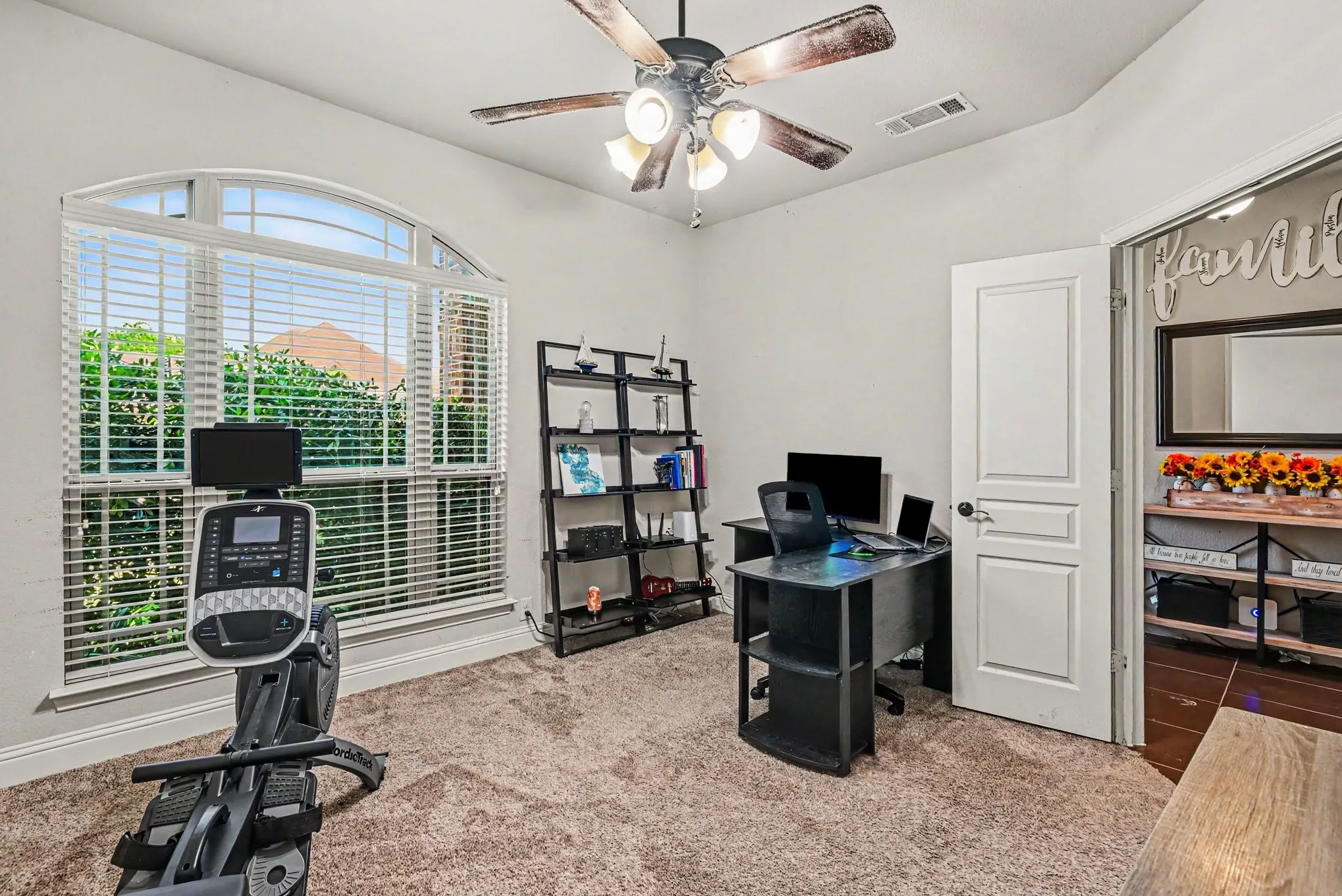 Single Family Residence For Sale in Parker County , 828 Sunflower Court, Aledo, Texas 76008, 6 Bedroom, 4 Bathroom, 2 Garage spaces, 3,269 Sqft, built in 2016, mls#21250158, Real Estate Agent in Aledo, Homes For Sale in Parker county, Homes For Sale in Aledo, Realtor in Aledo Texas, Real Estate Brokerage Independent Realty Texas, Luminita Cordes Realtor