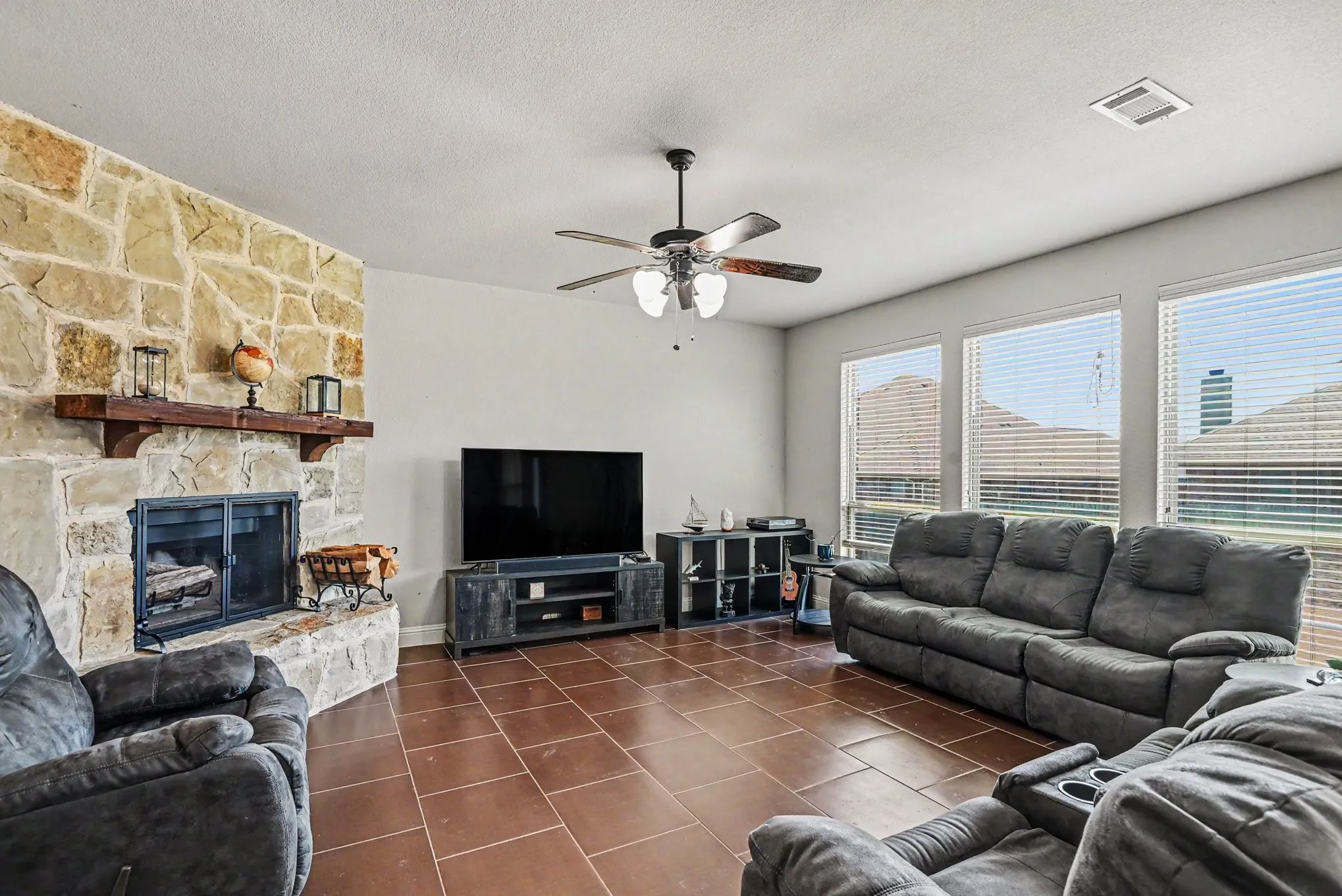 Single Family Residence For Sale in Parker County , 828 Sunflower Court, Aledo, Texas 76008, 6 Bedroom, 4 Bathroom, 2 Garage spaces, 3,269 Sqft, built in 2016, mls#21250158, Real Estate Agent in Aledo, Homes For Sale in Parker county, Homes For Sale in Aledo, Realtor in Aledo Texas, Real Estate Brokerage Independent Realty Texas, Luminita Cordes Realtor