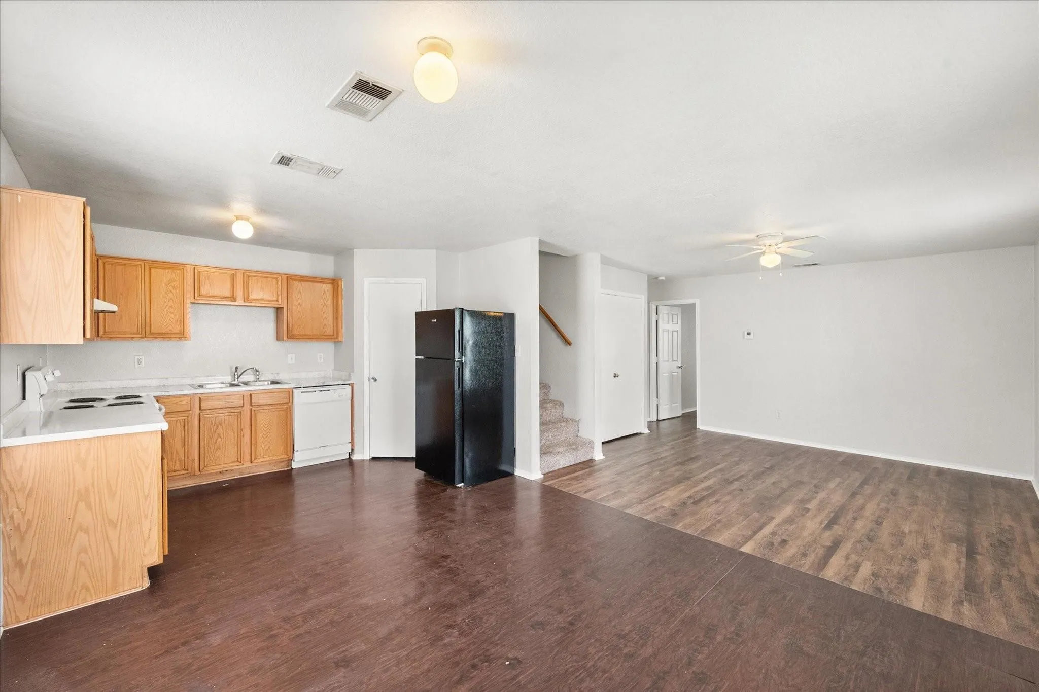 Duplex For Rent in Tarrant County , 404 Kings Way Drive, Mansfield, Texas 76063, 3 Bedroom, 2 Bathroom, Garage spaces, 2,470 Sqft, built in 2001, mls#21250129, Real Estate Agent in Mansfield, Homes For Rent in Tarrant county, Homes For Rent in Mansfield, Realtor in Mansfield Texas, Real Estate Brokerage Independent Realty Texas, Luminita Cordes Realtor