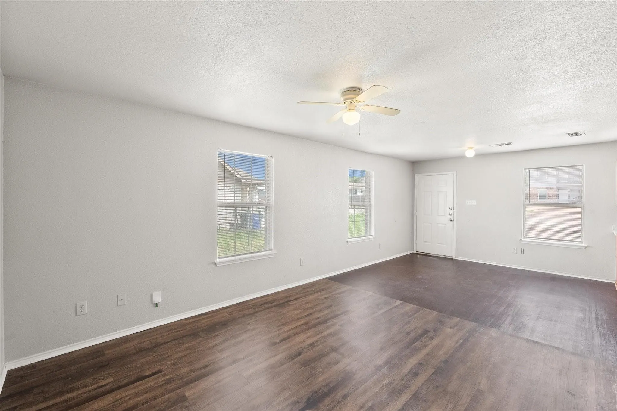Duplex For Rent in Tarrant County , 404 Kings Way Drive, Mansfield, Texas 76063, 3 Bedroom, 2 Bathroom, Garage spaces, 2,470 Sqft, built in 2001, mls#21250129, Real Estate Agent in Mansfield, Homes For Rent in Tarrant county, Homes For Rent in Mansfield, Realtor in Mansfield Texas, Real Estate Brokerage Independent Realty Texas, Luminita Cordes Realtor