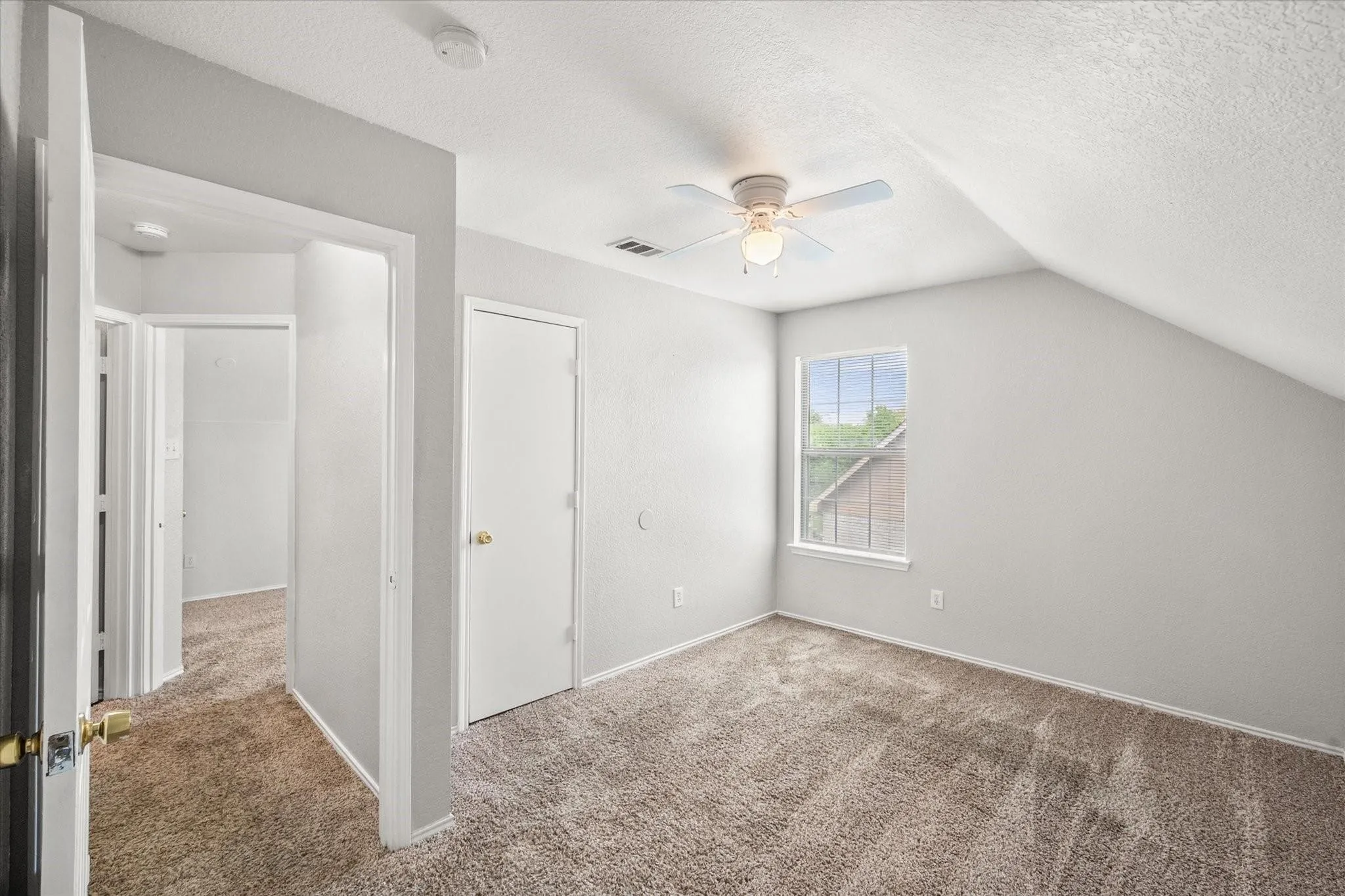 Duplex For Rent in Tarrant County , 404 Kings Way Drive, Mansfield, Texas 76063, 3 Bedroom, 2 Bathroom, Garage spaces, 2,470 Sqft, built in 2001, mls#21250129, Real Estate Agent in Mansfield, Homes For Rent in Tarrant county, Homes For Rent in Mansfield, Realtor in Mansfield Texas, Real Estate Brokerage Independent Realty Texas, Luminita Cordes Realtor