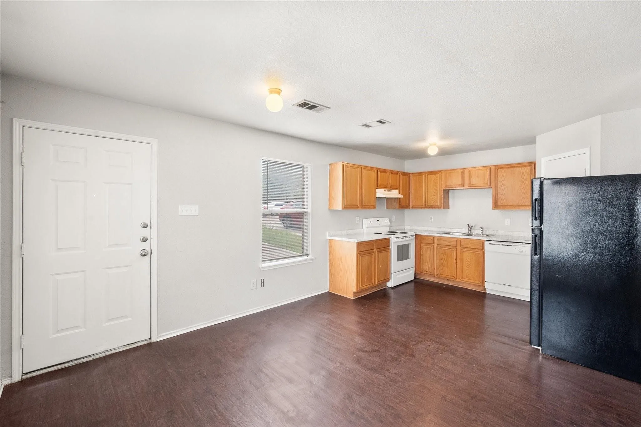 Duplex For Rent in Tarrant County , 404 Kings Way Drive, Mansfield, Texas 76063, 3 Bedroom, 2 Bathroom, Garage spaces, 2,470 Sqft, built in 2001, mls#21250129, Real Estate Agent in Mansfield, Homes For Rent in Tarrant county, Homes For Rent in Mansfield, Realtor in Mansfield Texas, Real Estate Brokerage Independent Realty Texas, Luminita Cordes Realtor