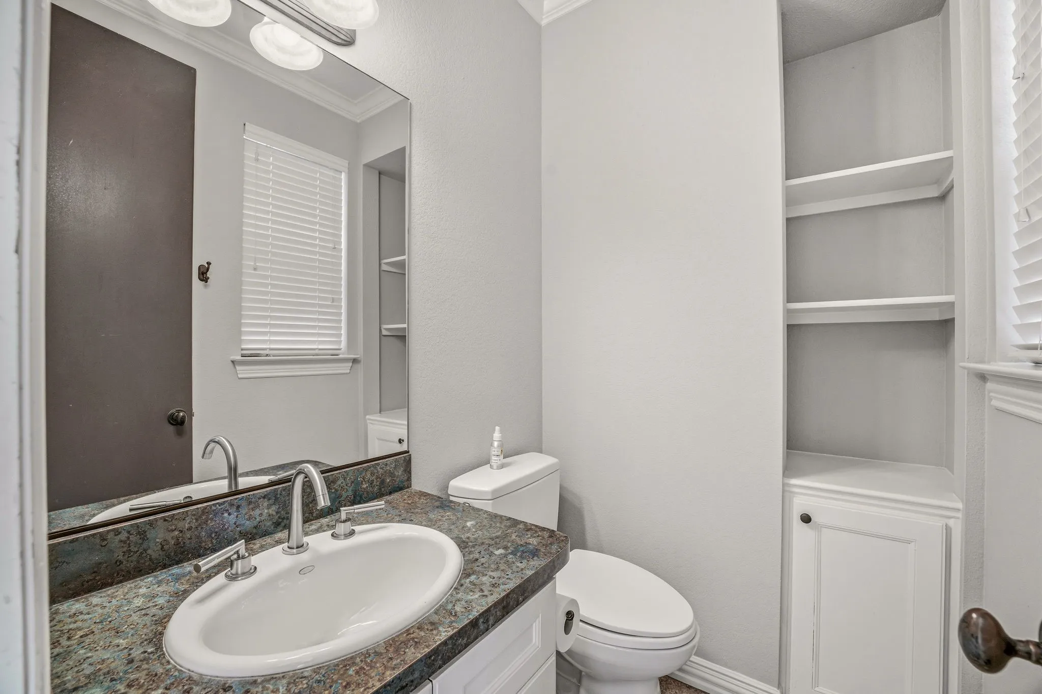 1/2 Bath outside by the Pool